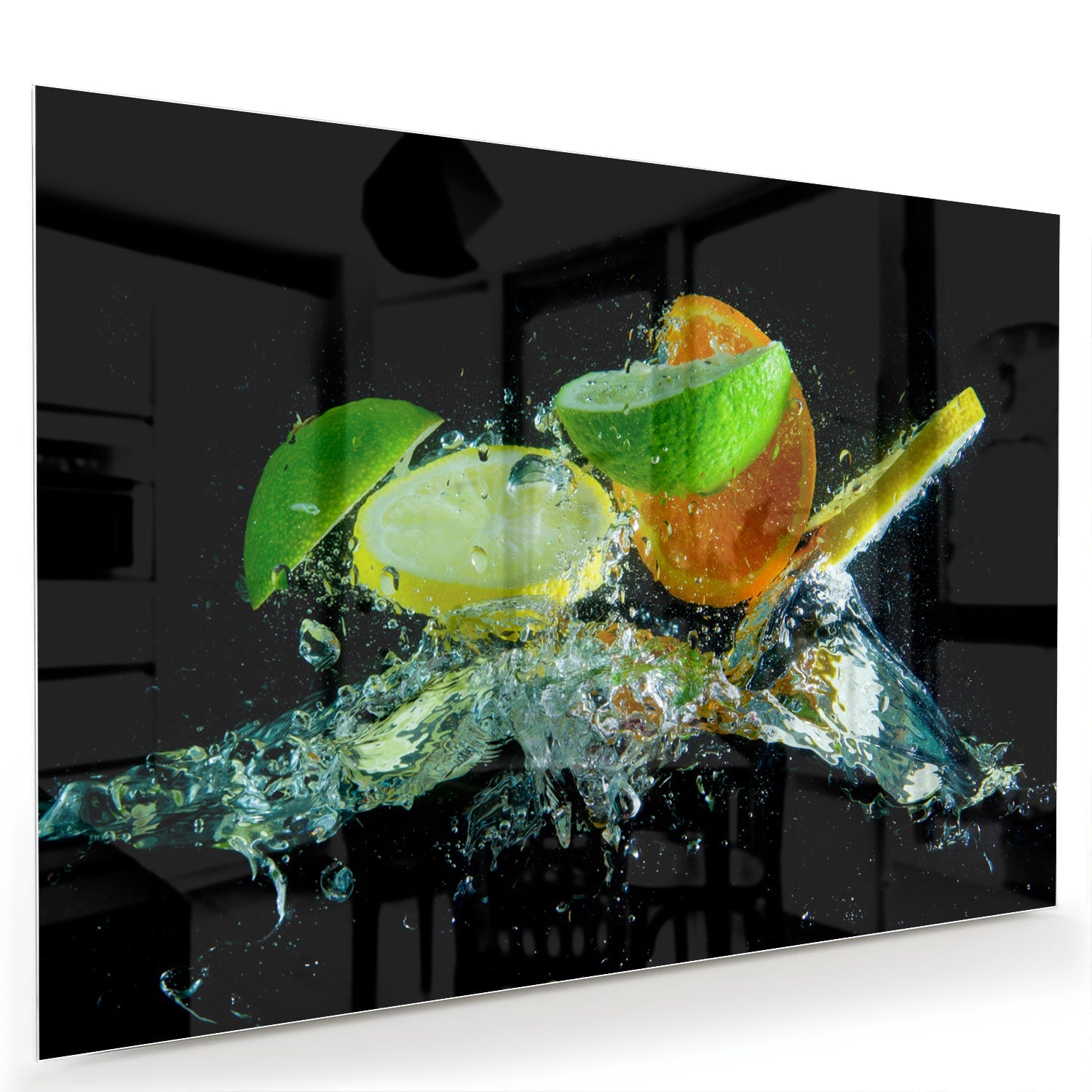 Glas schilderij met kleurrijke citrusvruchten en waterdruppels op een zwarte achtergrond.