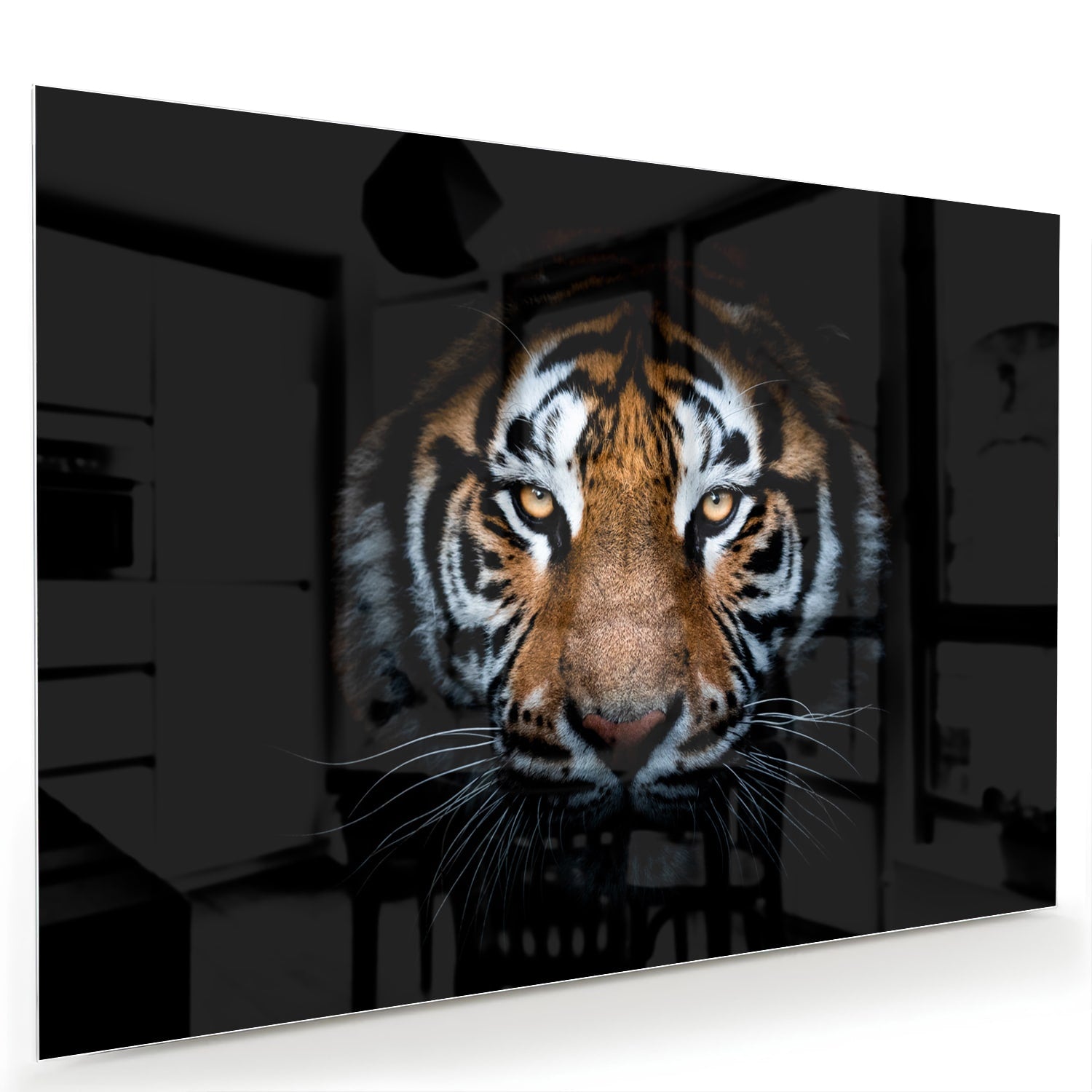 Glazen schilderij van een tijger met intense ogen, hangt aan de muur.