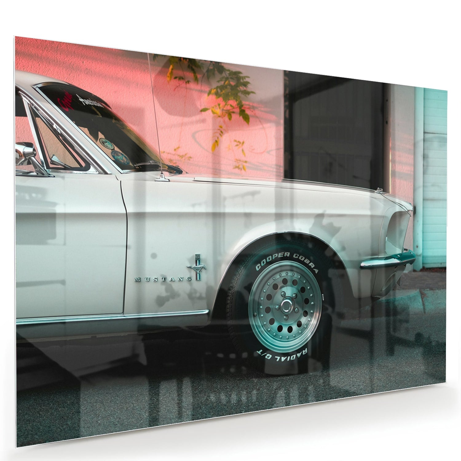 Glazen schilderij van een vintage auto in een sfeervol interieur
