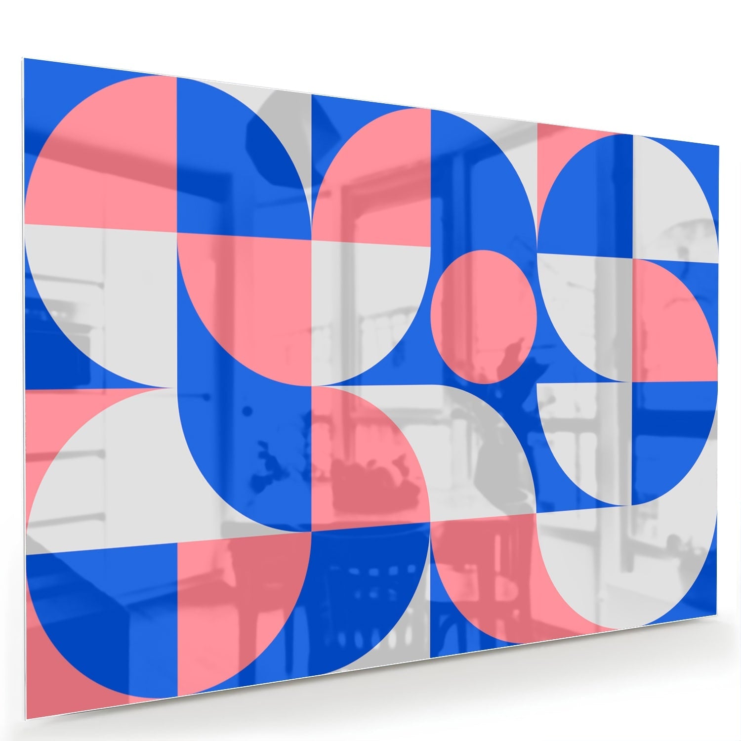 Abstract glazen schilderij met vormen in blauw en roze, perfect voor wanddecoratie.