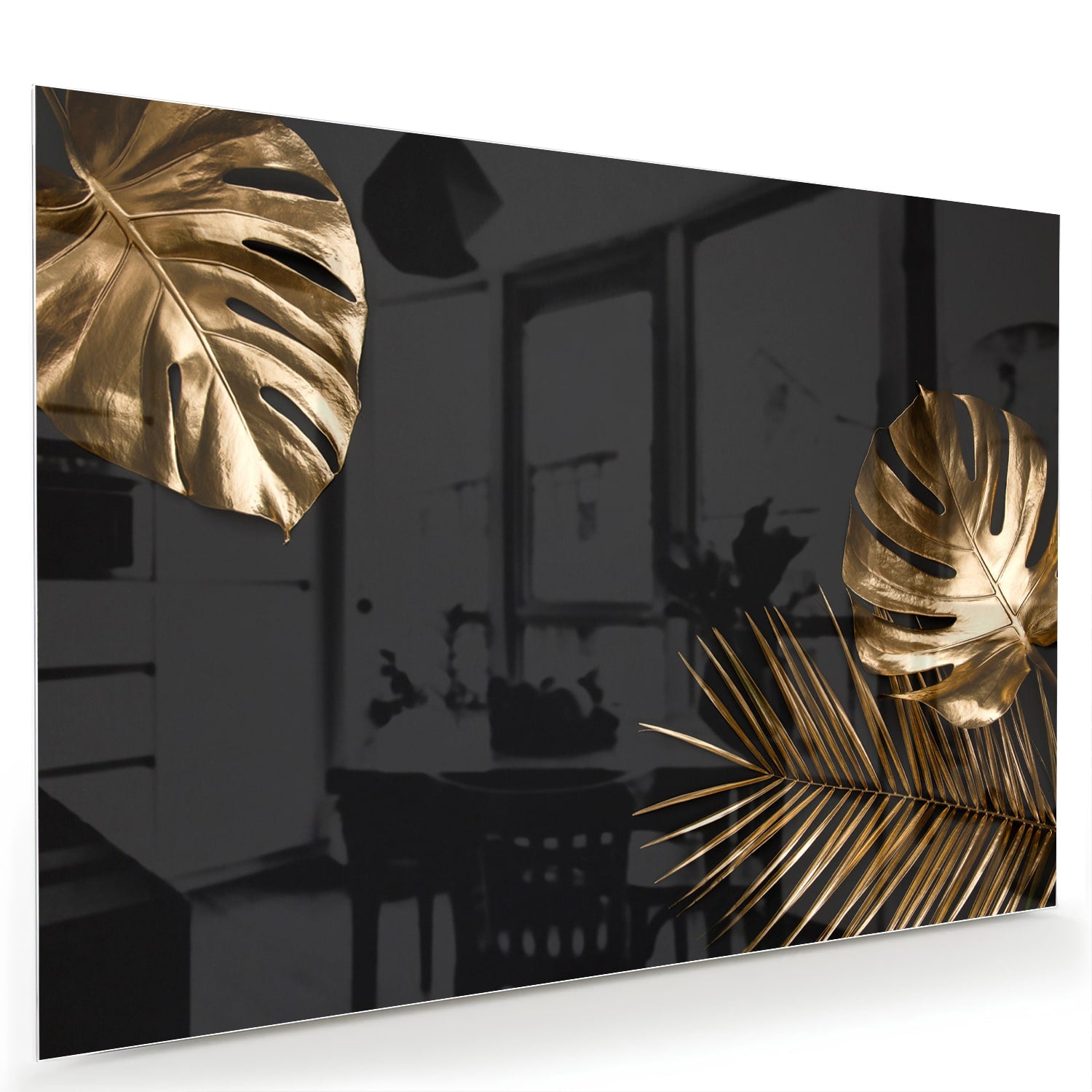 Glazen schilderij met gouden bladeren op een zwarte achtergrond in een woonkamer