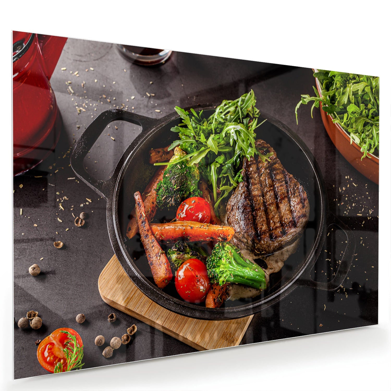 Glazen schilderij met een gegrilde steak en verse groenten in een pan
