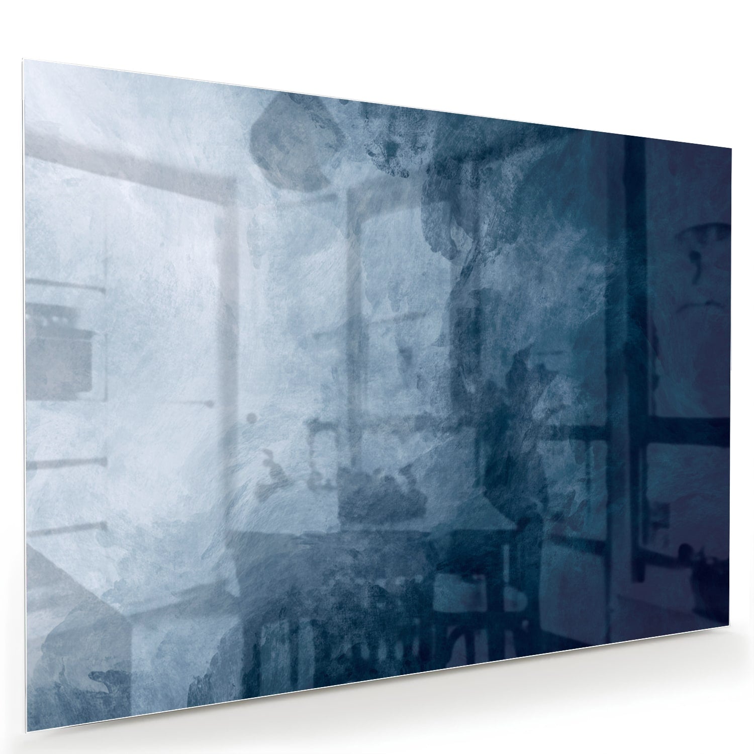 Abstract blauw glas schilderij aan de muur bij een houten meubel.