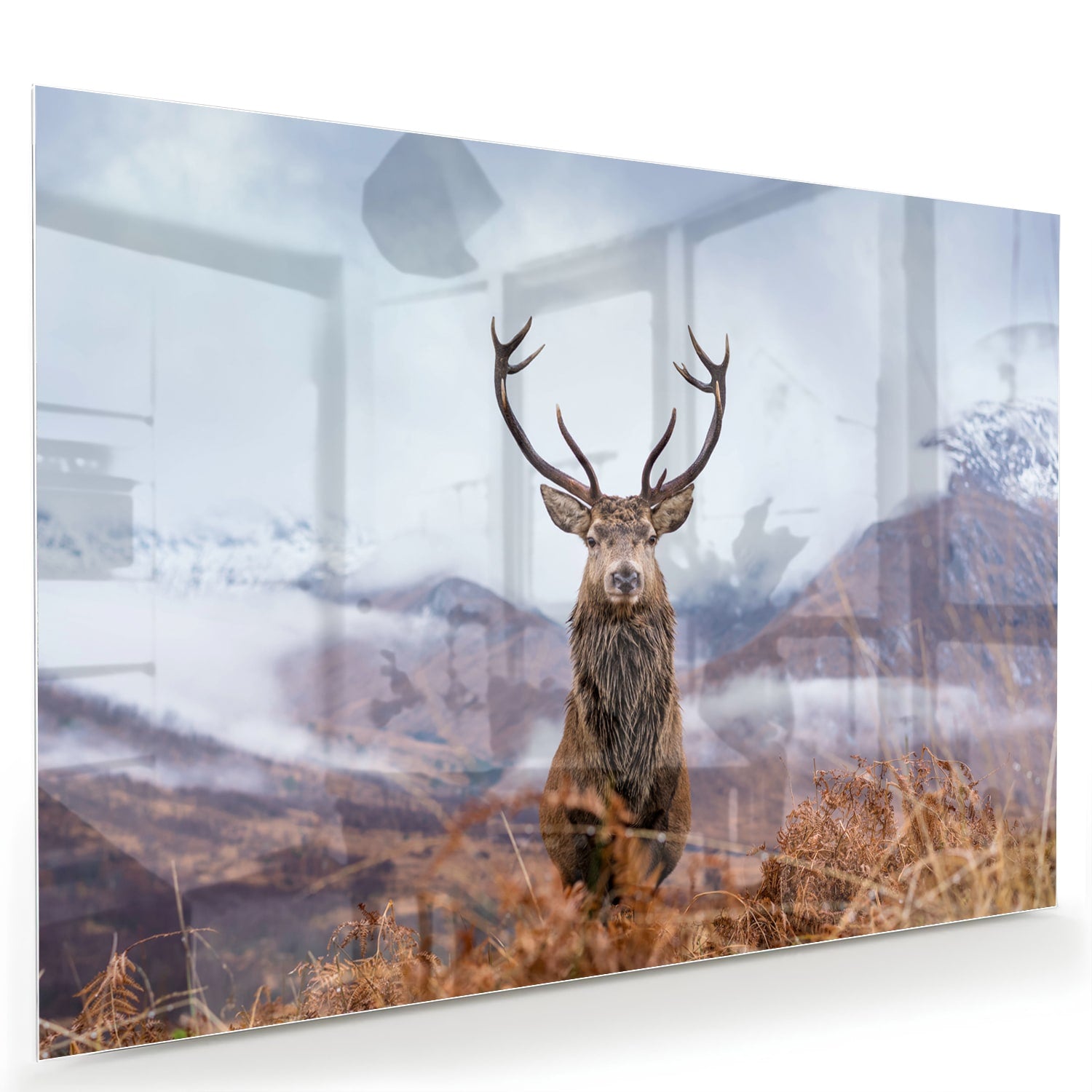 Glazen schilderij van een hert in een berglandschap met natuurlijke kleuren.