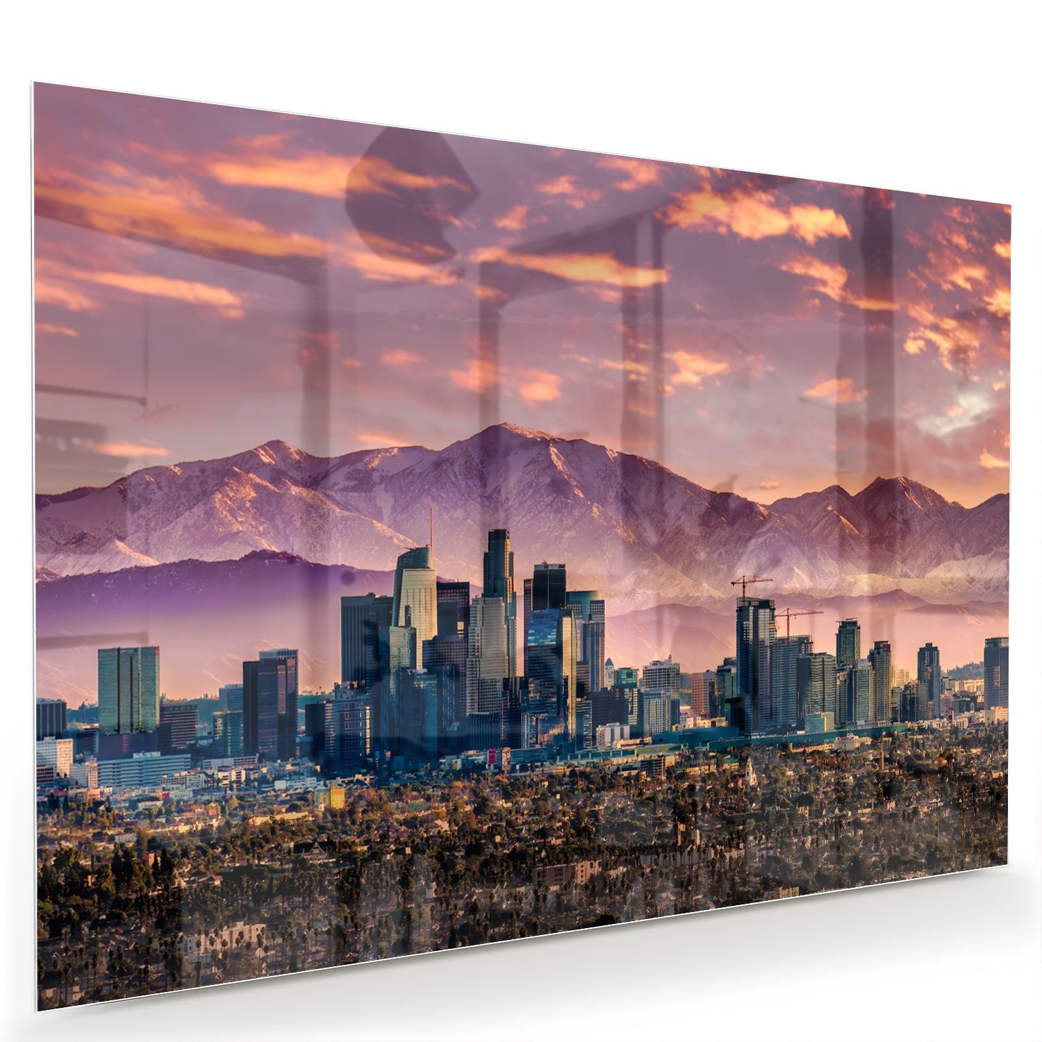 Glazen schilderij van een stadspanorama bij zonsondergang met bergen op de achtergrond.