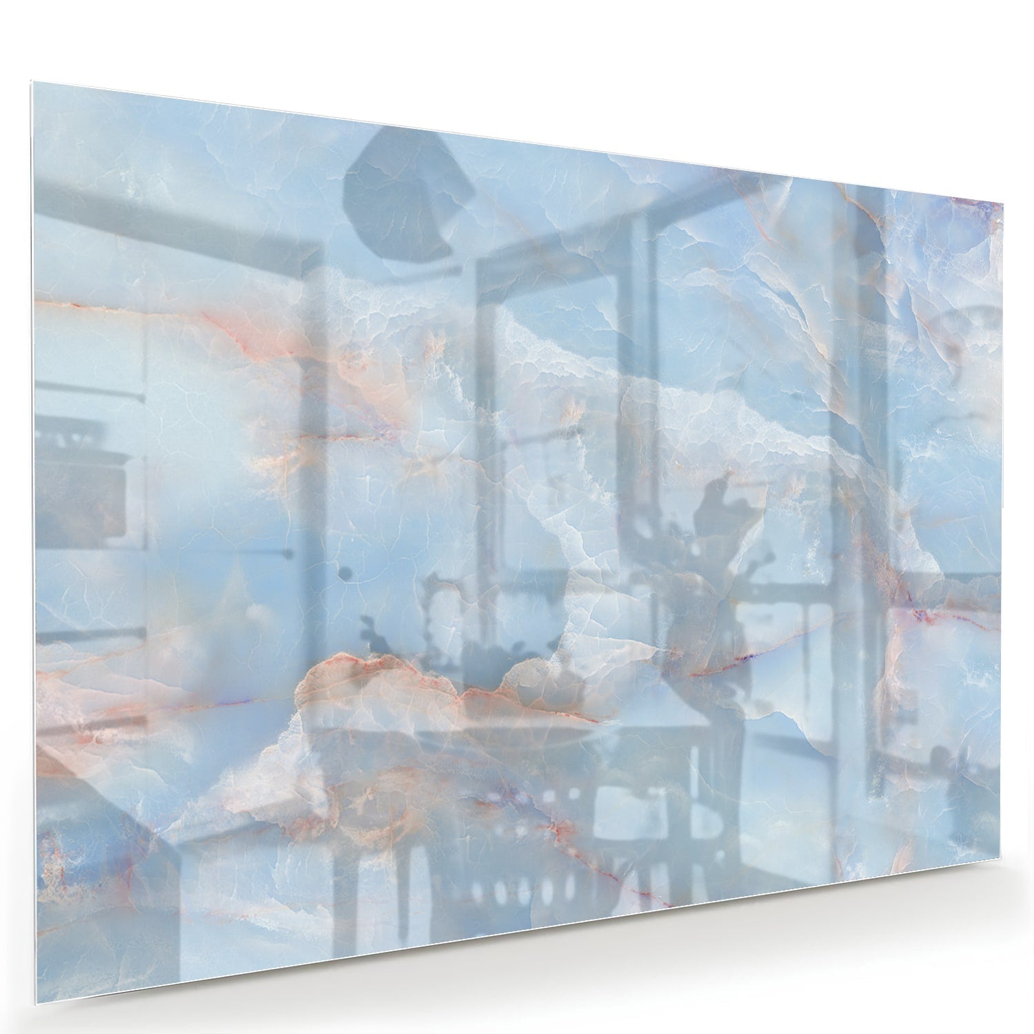 Abstract glazen schilderij in blauw en aardetinten aan de muur.