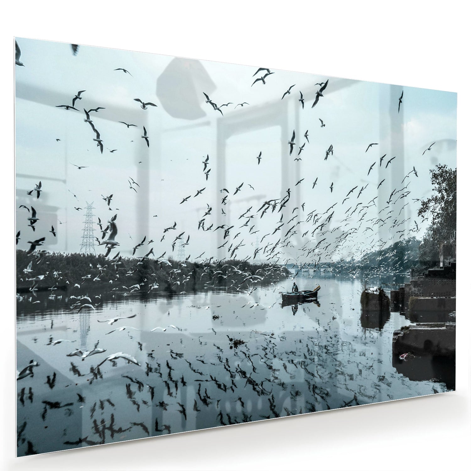 Glazen schilderij van vogels boven kalm water met reflecties.