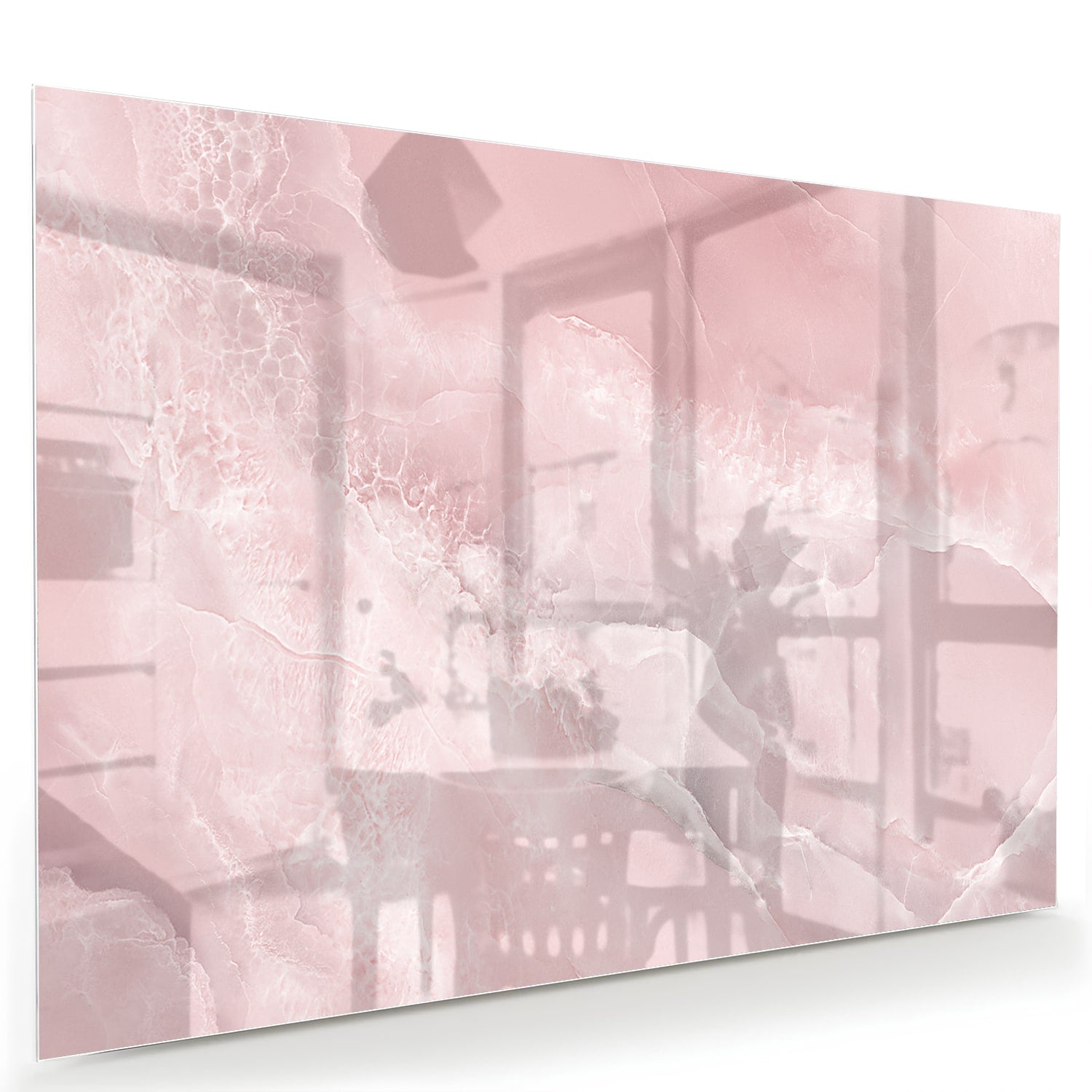 Elegant glazen schilderij in zachte roze tinten boven een houten kast.