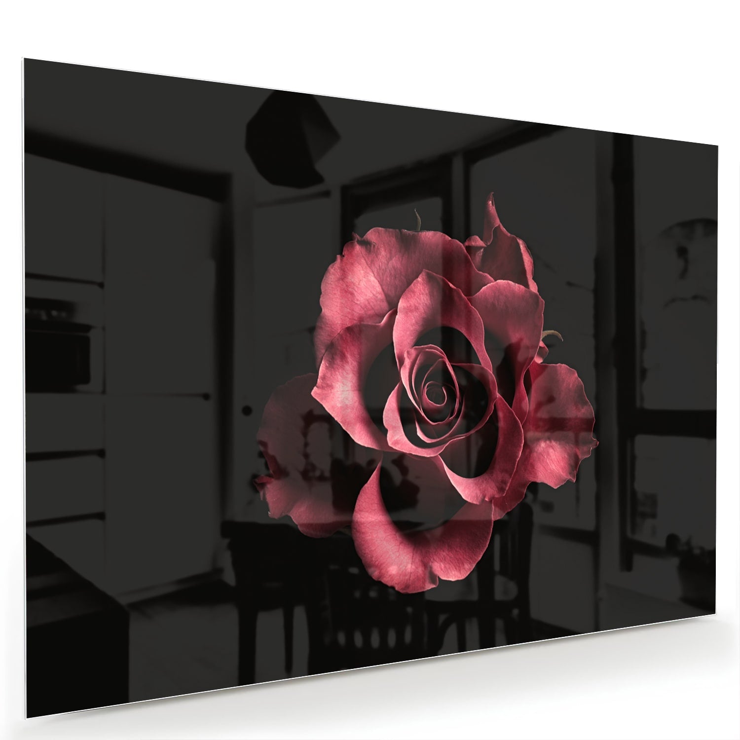 Een elegant glazen schilderij van een roze roos op zwarte achtergrond.