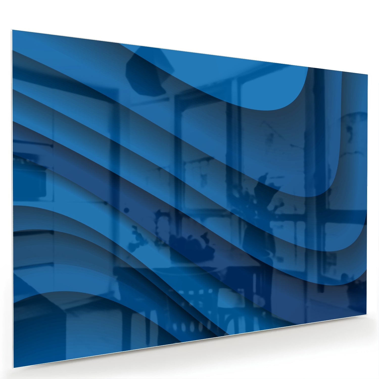 Modern glazen schilderij in abstracte blauwtinten op een muur.