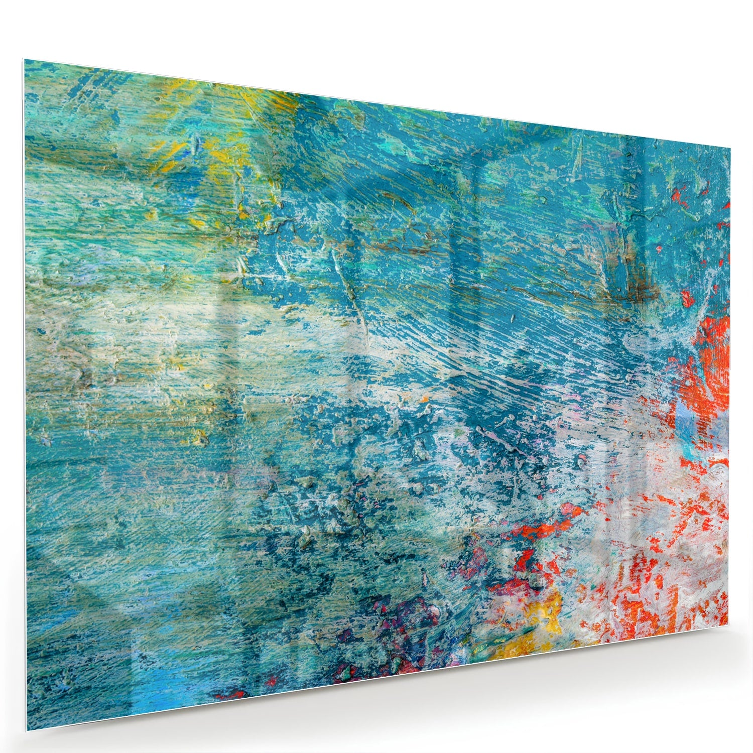 Kleurrijk abstract glazen schilderij aan de muur boven een houten kast