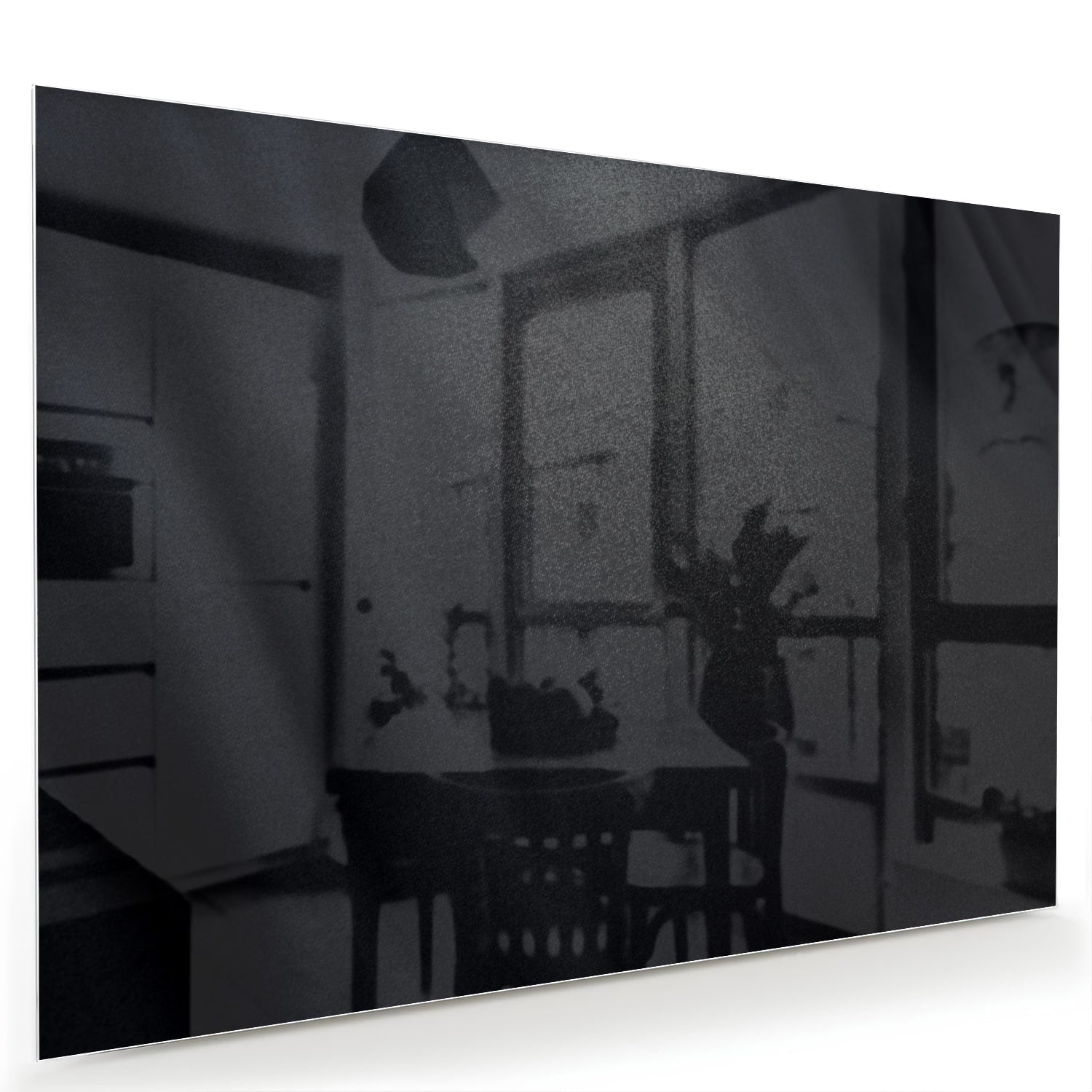 Abstract zwart glazen schilderij aan de muur boven een houten kast
