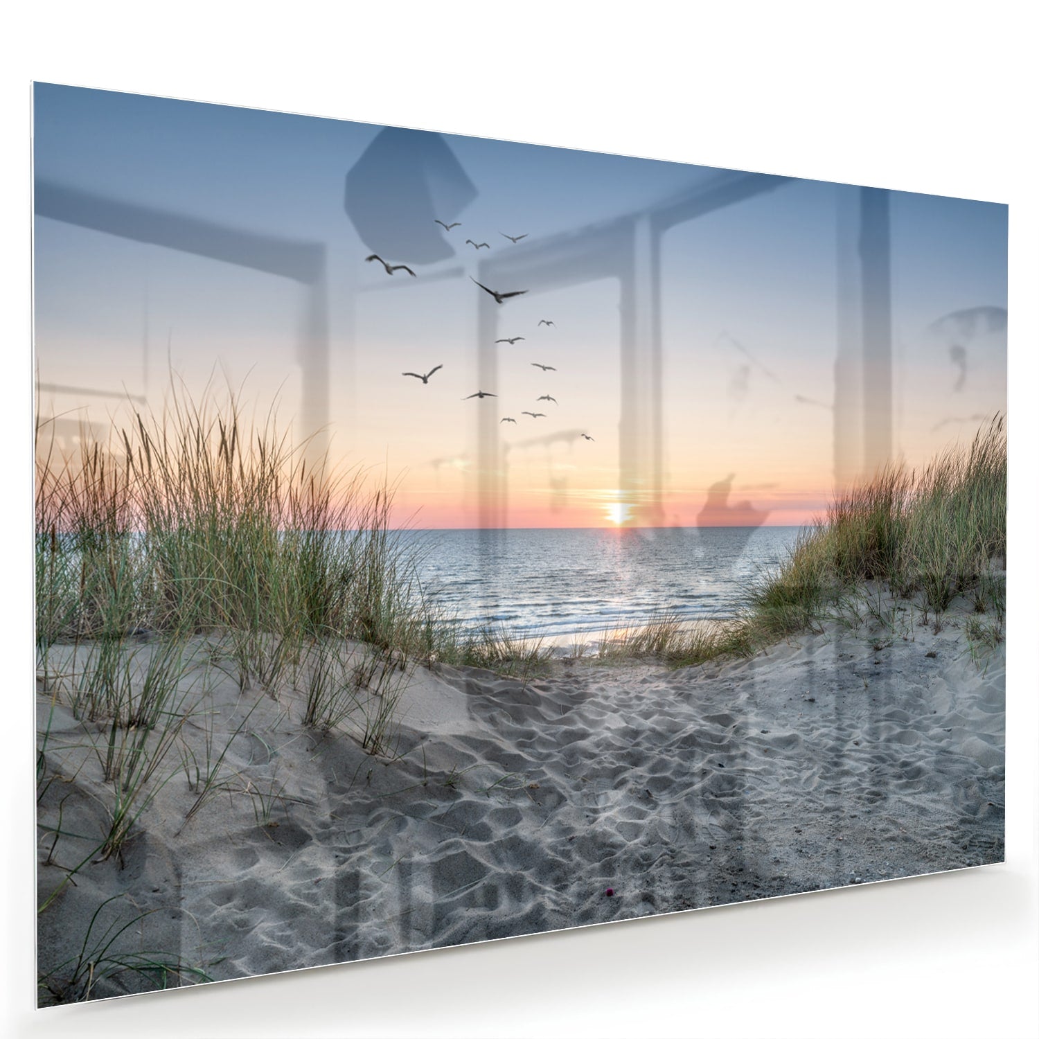 Glazen schilderij van een serene zonsondergang boven de zee met gras en vogels