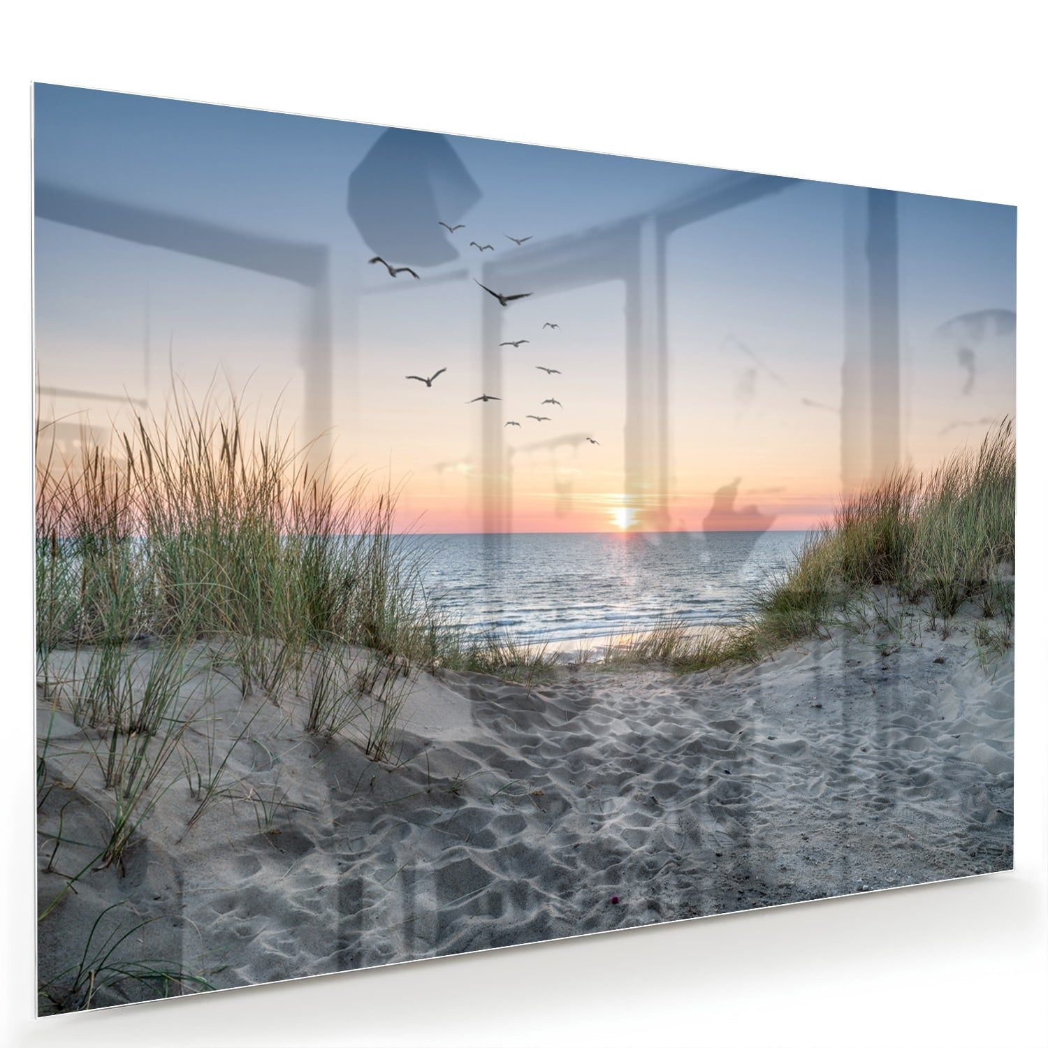 Glazen schilderij van een serene zonsondergang boven de zee met gras en vogels