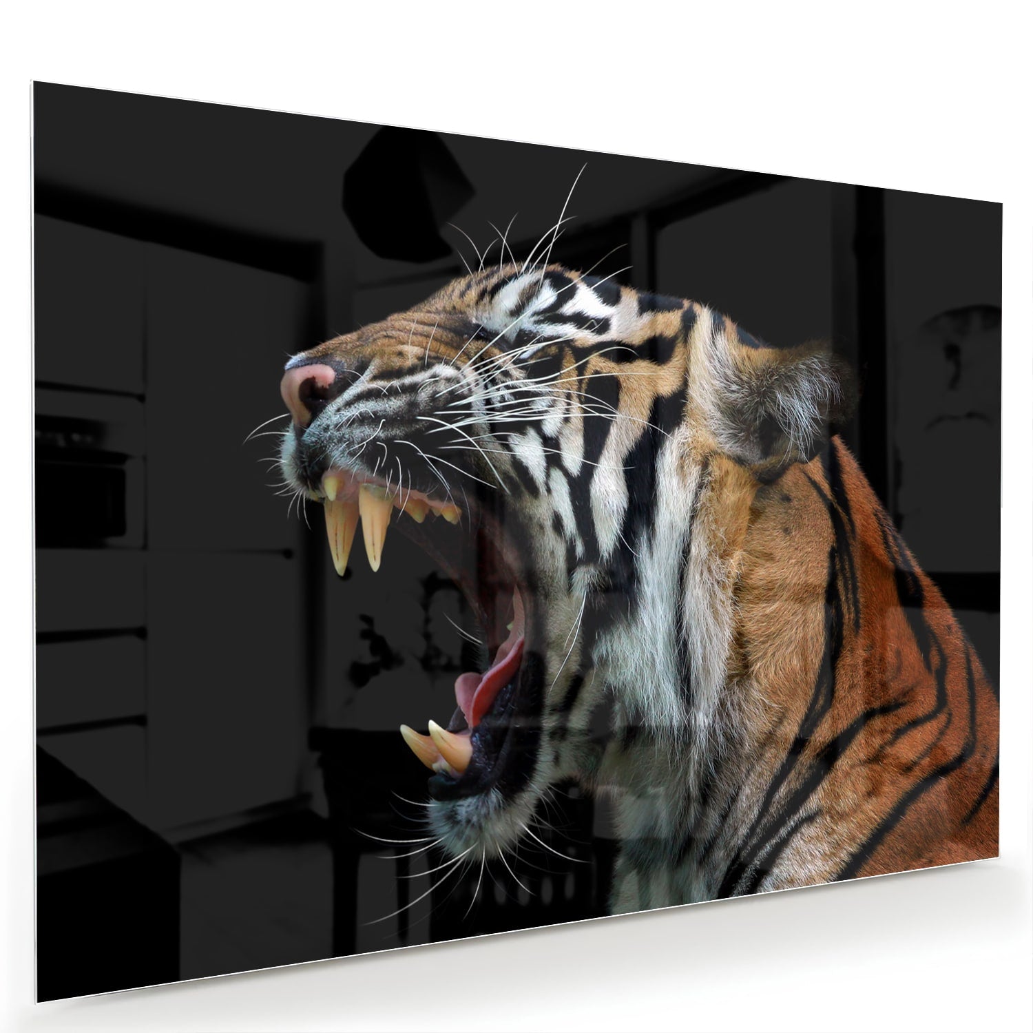 Glazen schilderij van een brullende tijger aan de muur in een stijlvolle kamer.