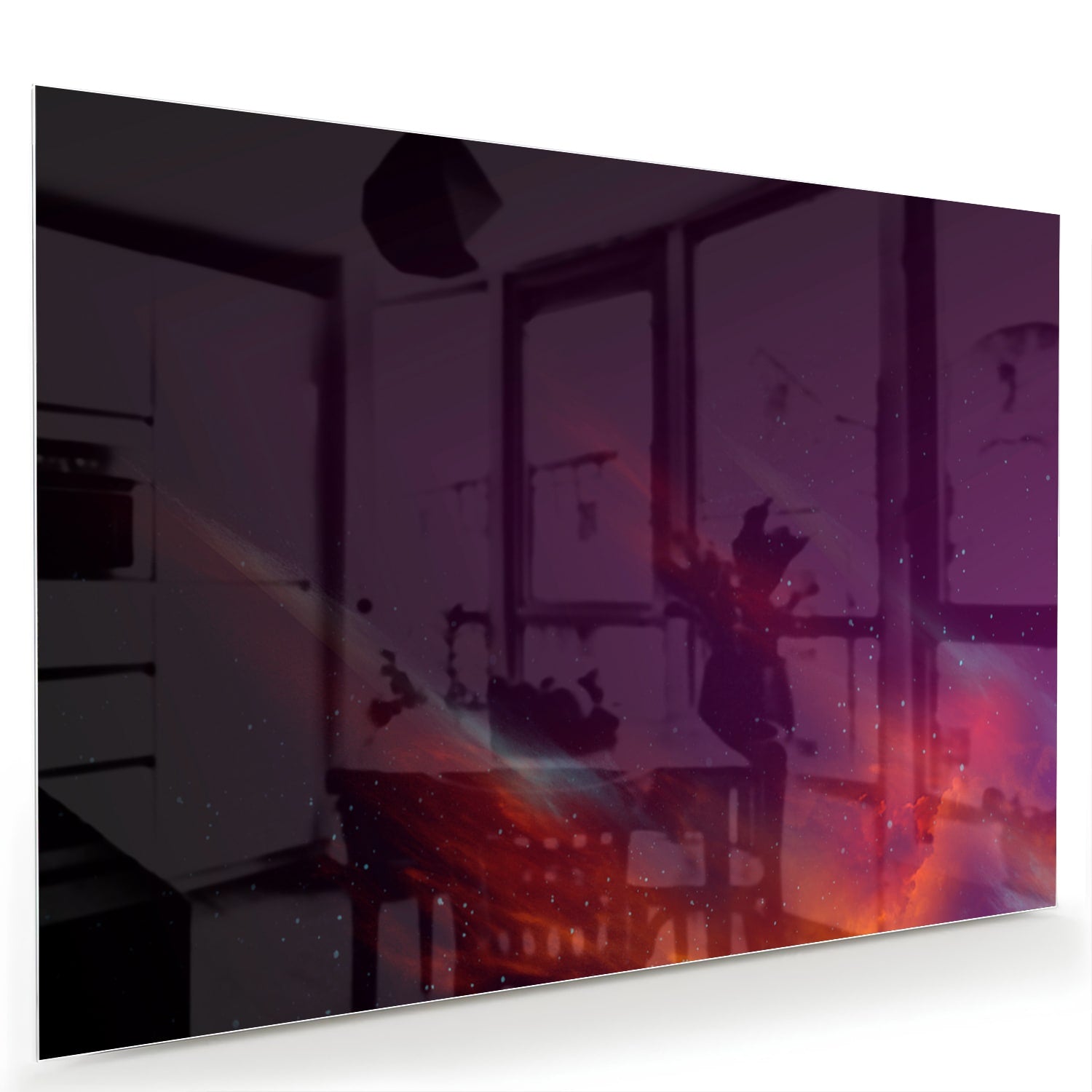 Een kleurrijk glazen schilderij met abstracte vormen in een moderne woonkamer.