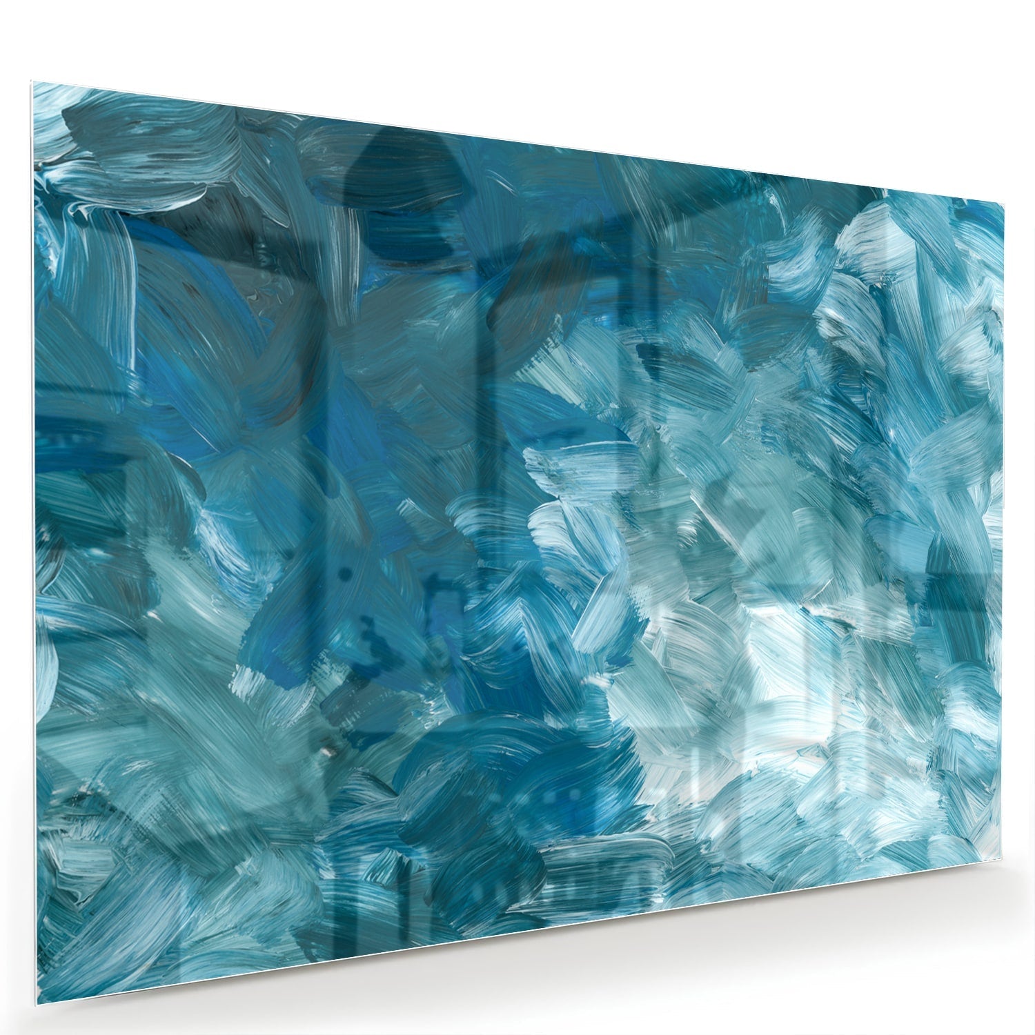 Abstract glazen schilderij met verschillende tinten blauw aan de muur.