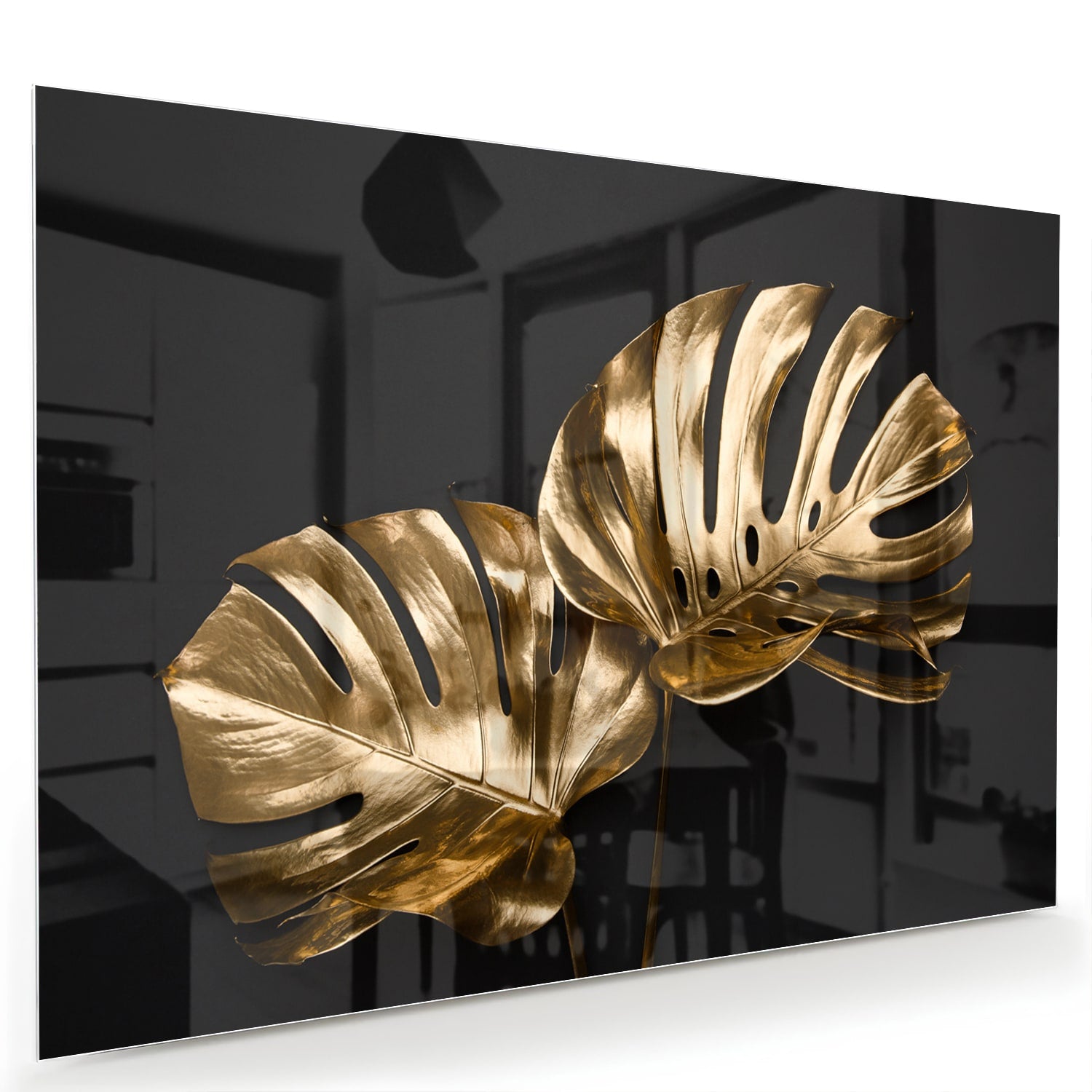 Gouden glazen schilderij met monstera bladeren aan de muur
