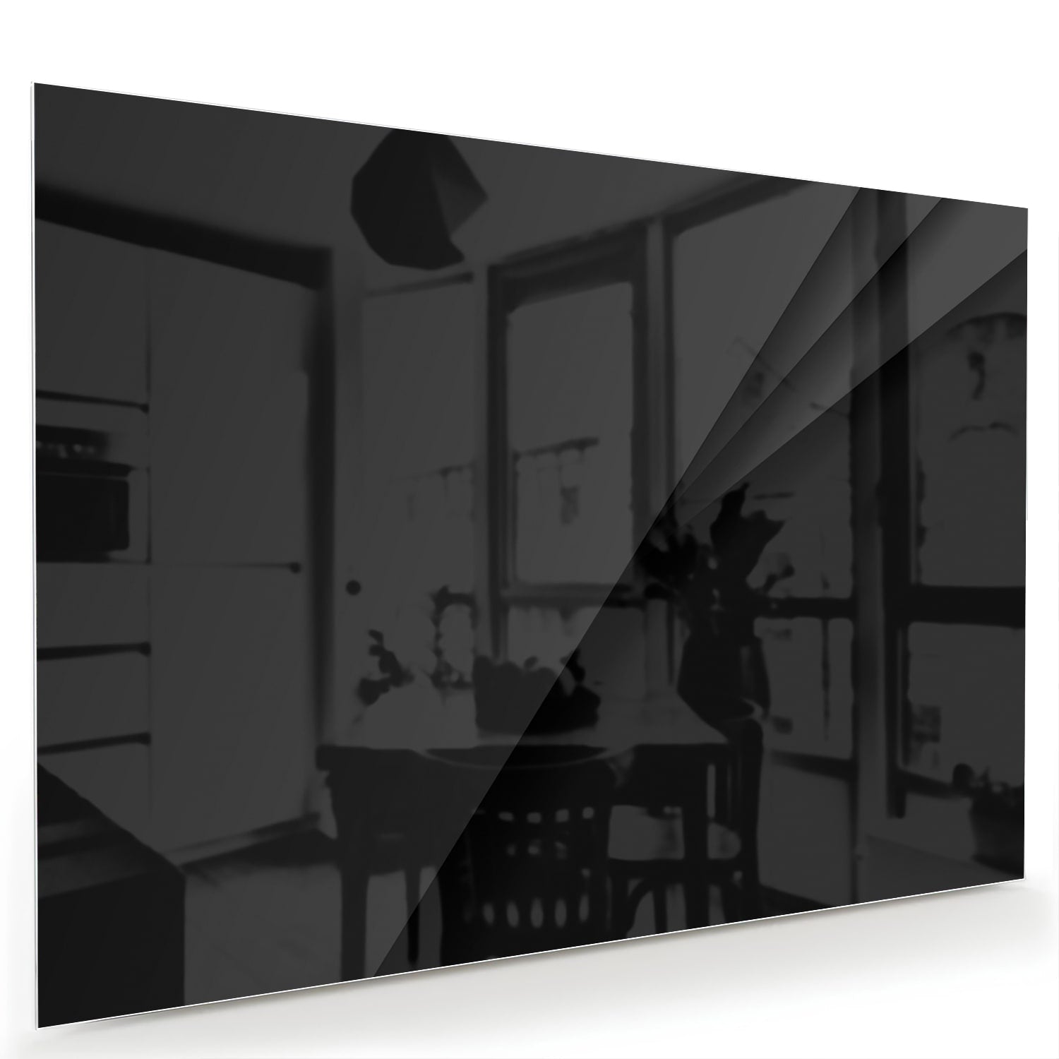 Zwart glazen schilderij aan een lichte muur in een modern interieur.