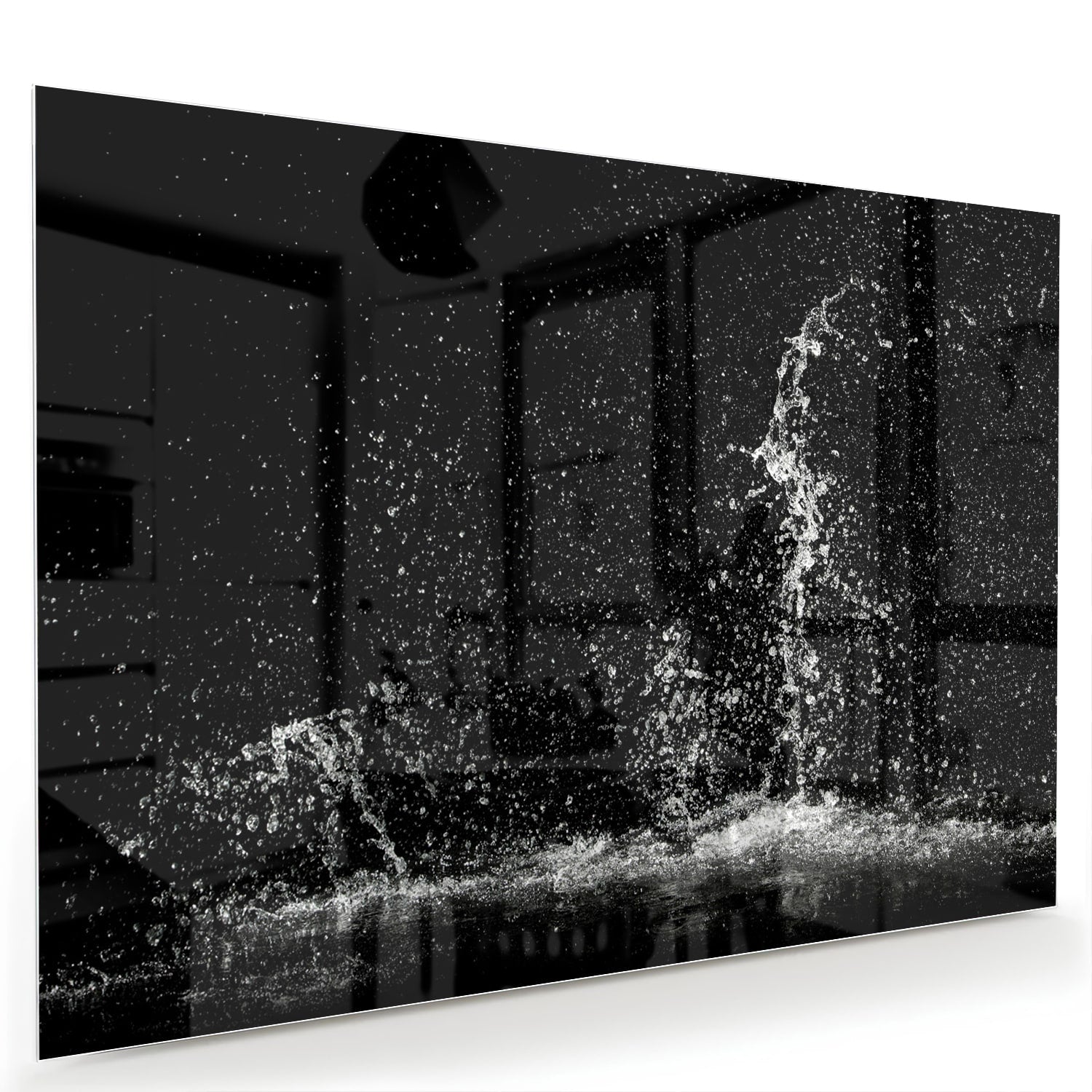 Zwart-wit glazen schilderij met een dynamisch spatwatereffect aan de muur.