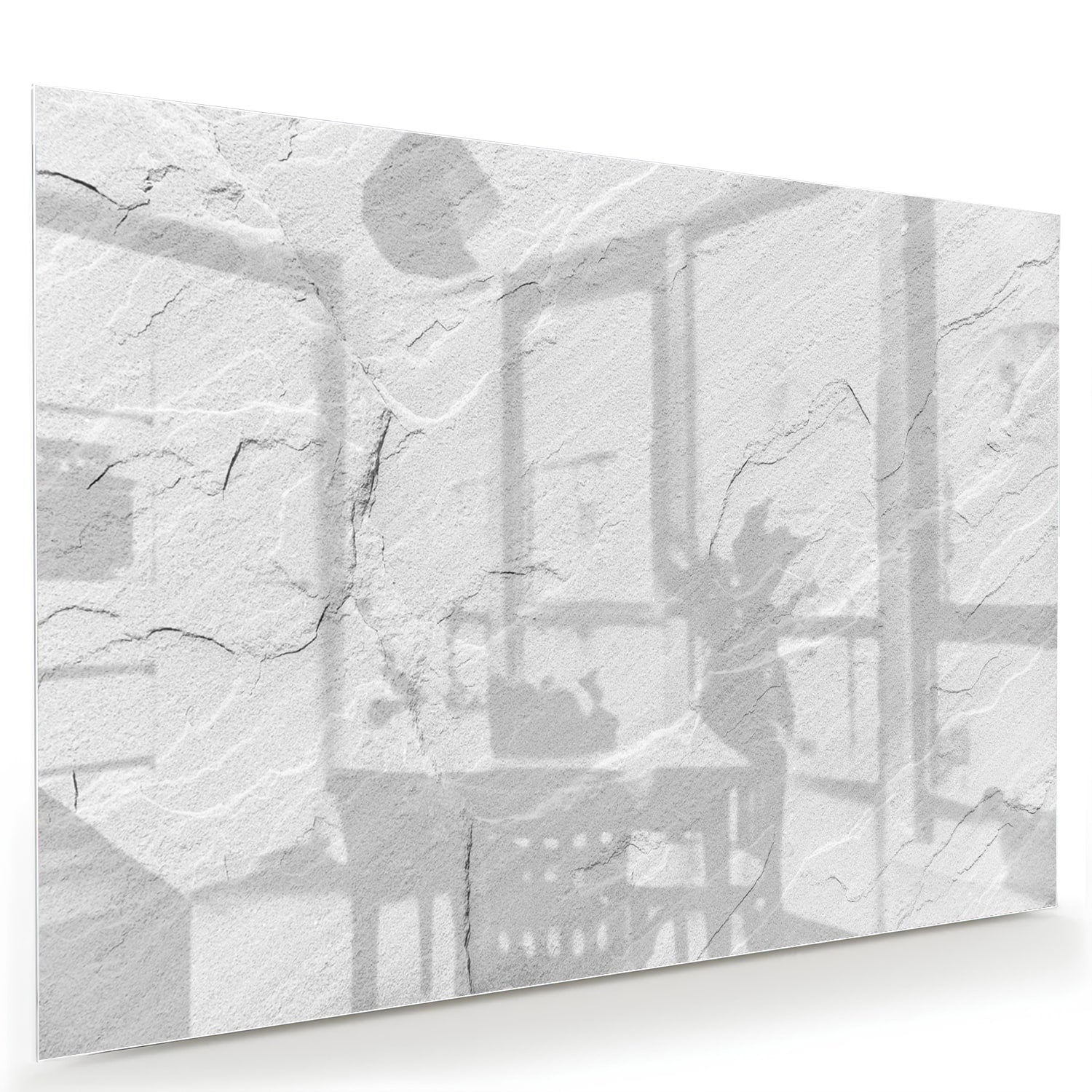 Minimalistisch glazen schilderij in grijstinten aan de muur boven een houten meubel.