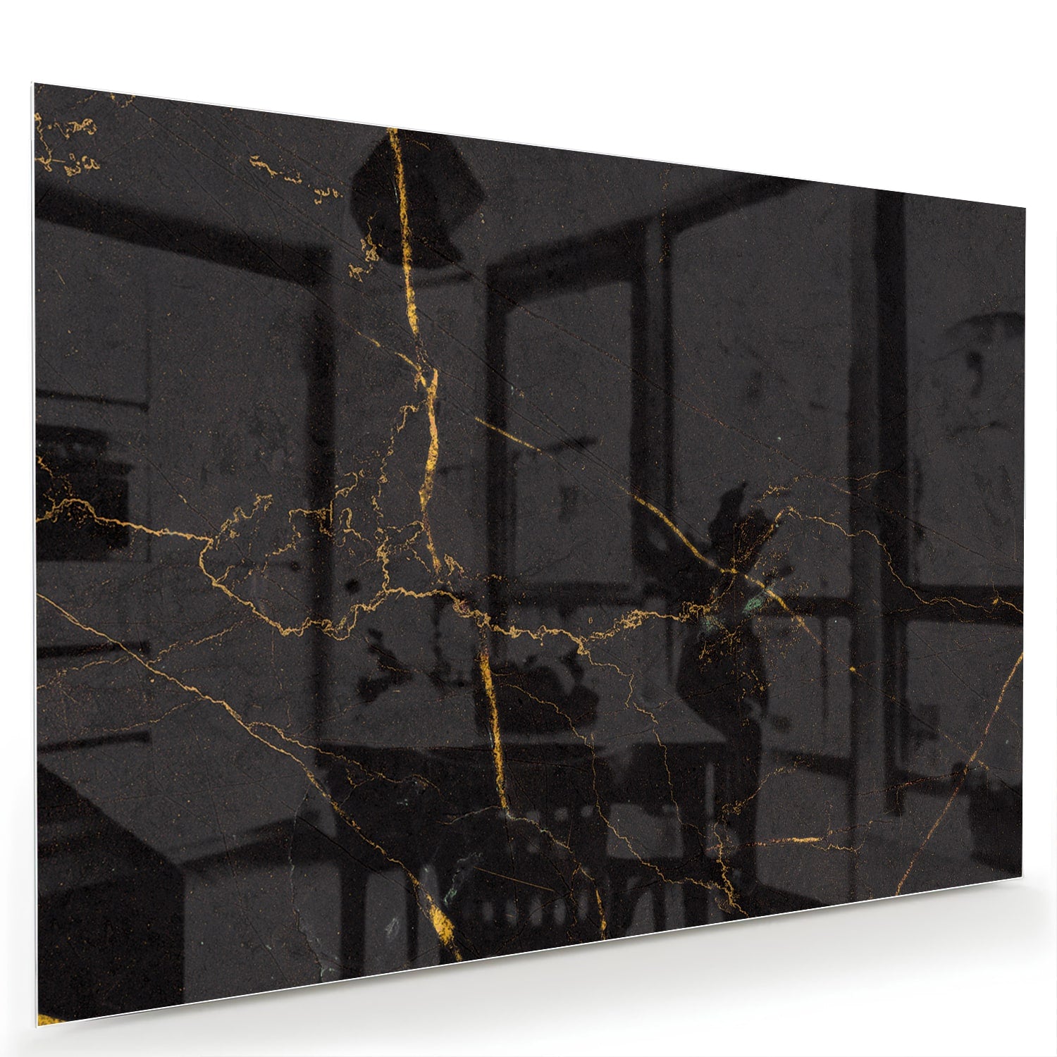 Zwart glazen schilderij met gouden lijnen aan de muur in een moderne woonkamer.
