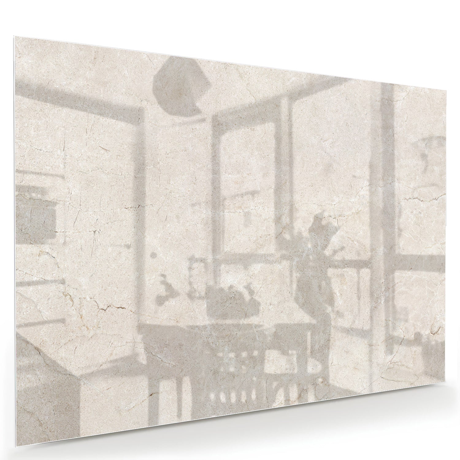 Elegant glazen schilderij met schaduwdetails aan een muur in een moderne woonkamer.