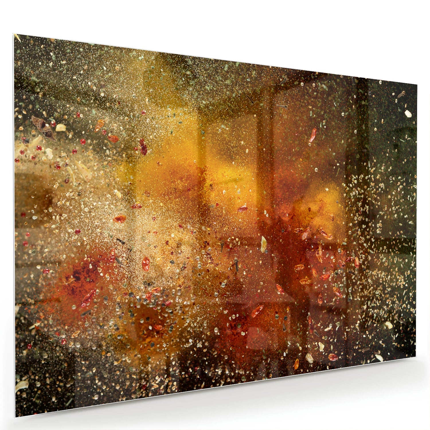 Abstract glazen schilderij met glinsterende warme kleuren in een moderne woonkamer.