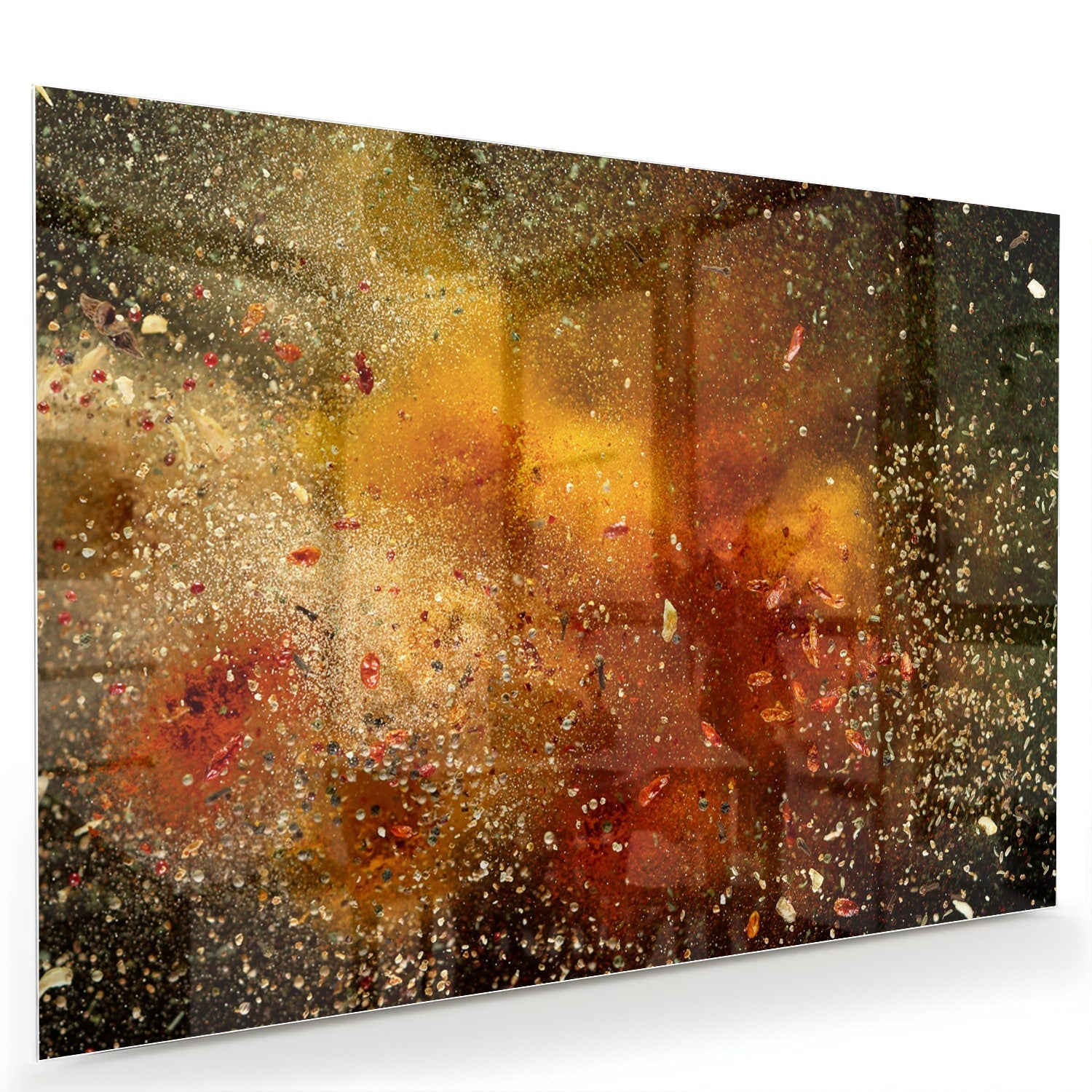 Abstract glazen schilderij met glinsterende warme kleuren in een moderne woonkamer.