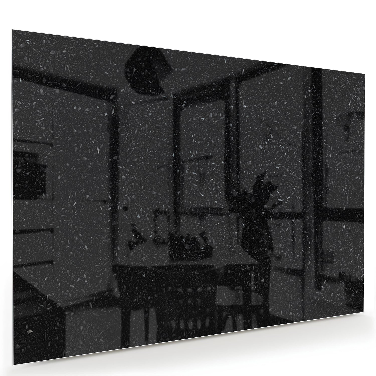 Glanzend zwart glazen schilderij aan een lichte muur naast een houten kast.