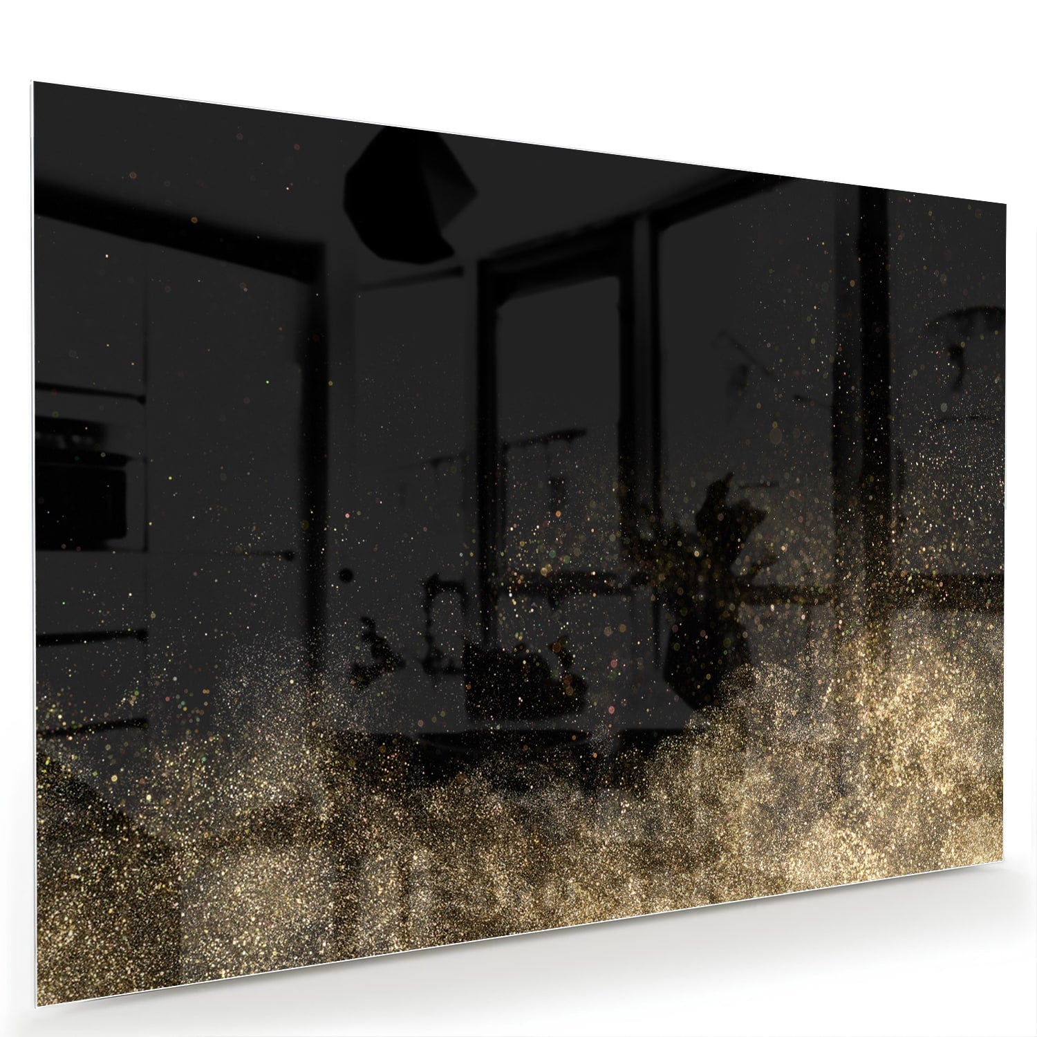 Glazen schilderij met zwarte achtergrond en gouden accenten aan de muur