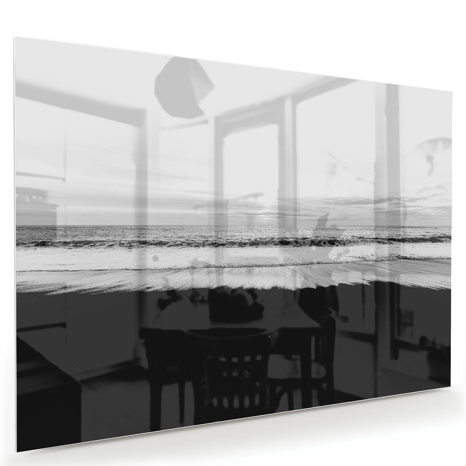 Minimalistisch zwart-wit glazen schilderij aan de muur in een modern interieur.