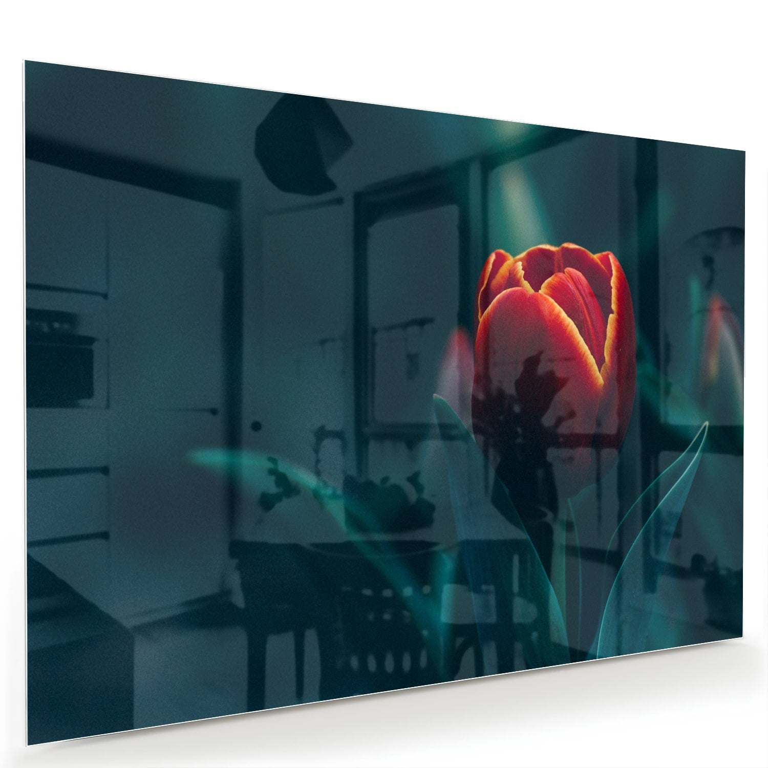 Glas schilderij van een rode tulp aan de muur in een modern interieur
