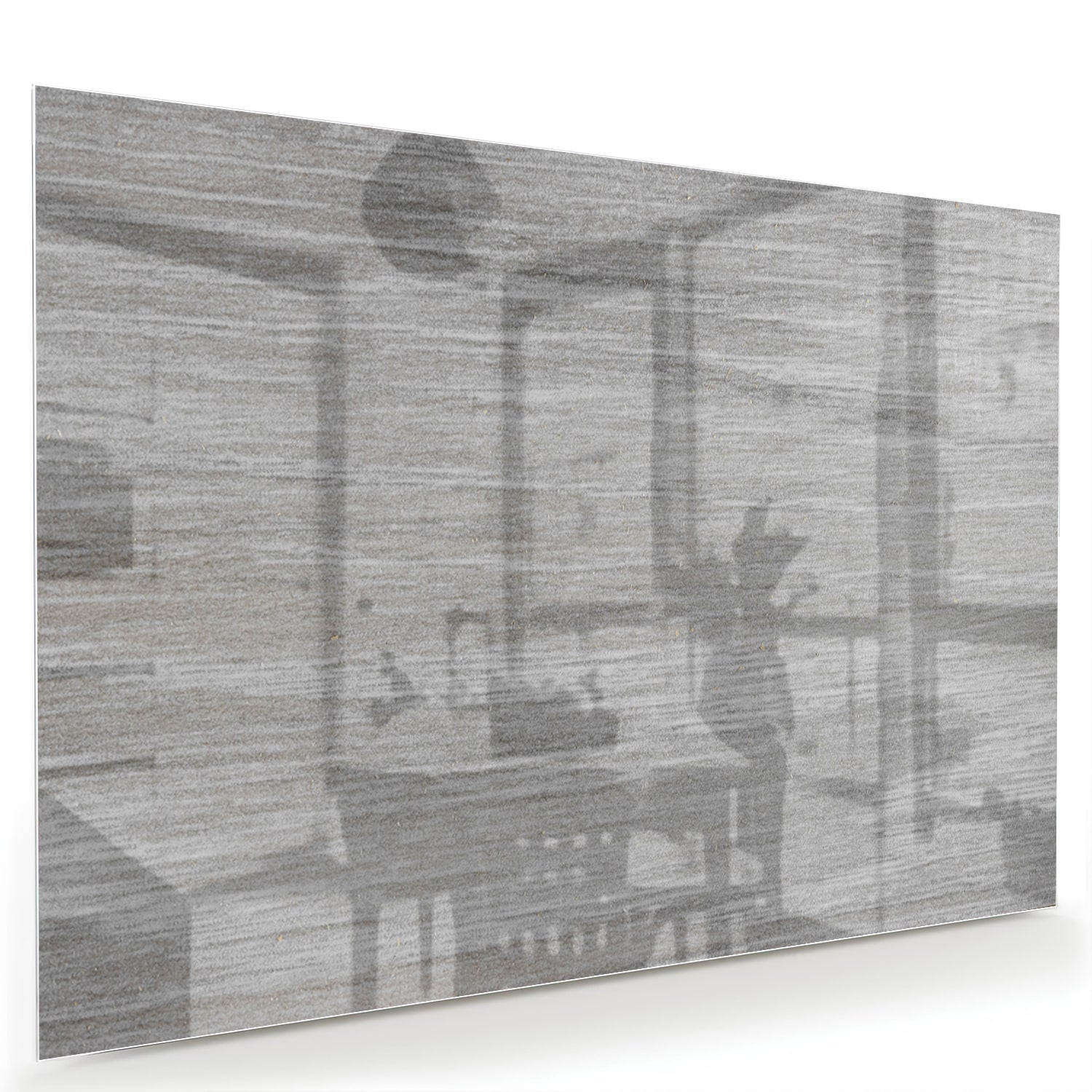 Minimalistisch glazen schilderij met grijstinten aan muur in moderne woonkamer.