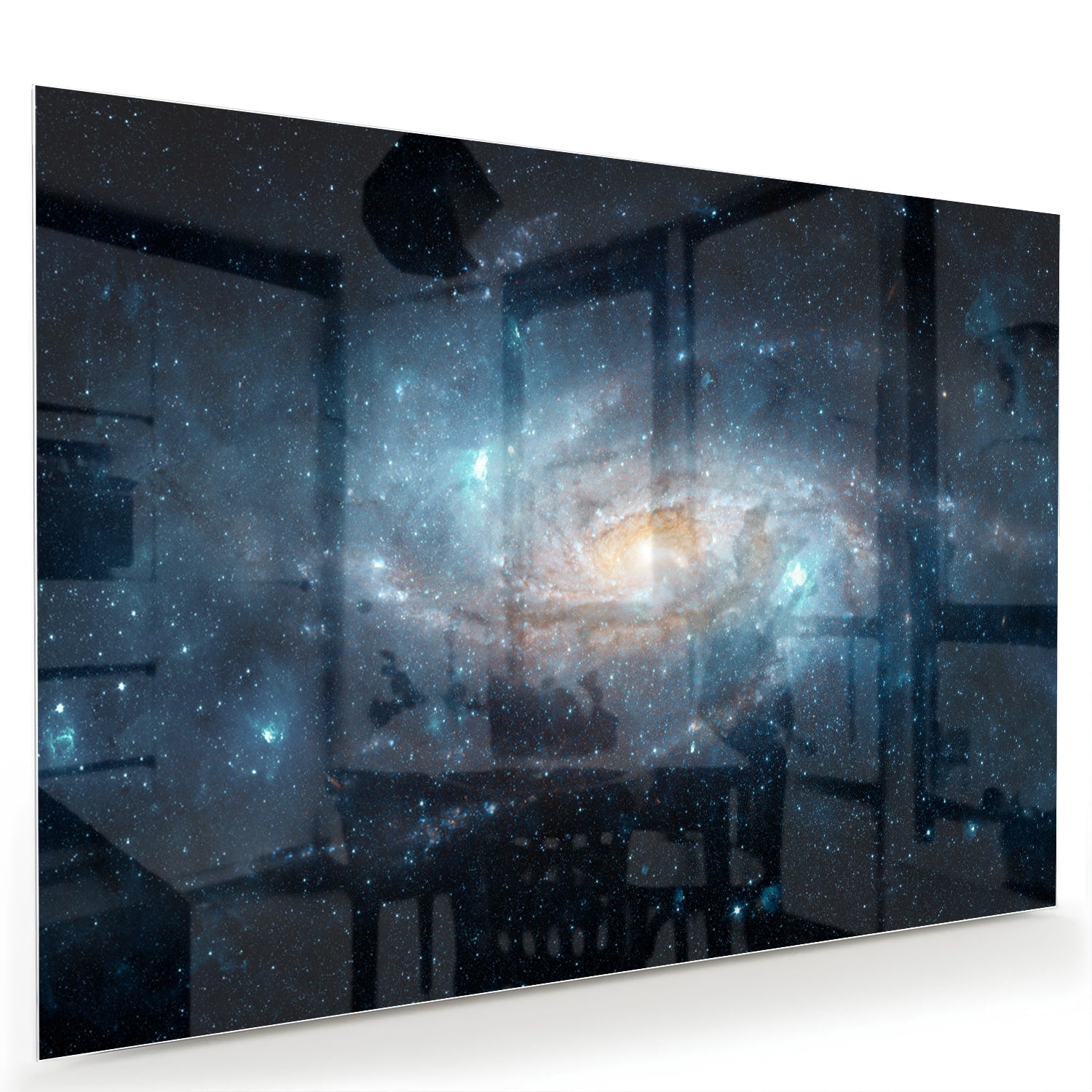 Glazen schilderij van een sterrenstelsel aan de muur in een moderne woonkamer.