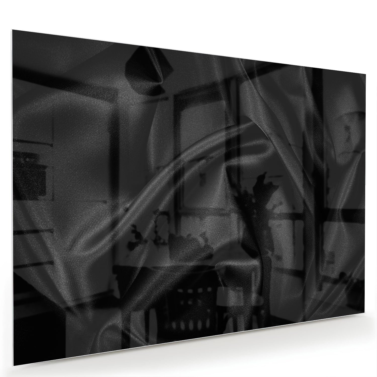 Een zwart glazen schilderij hangt aan de muur van een moderne woonkamer.