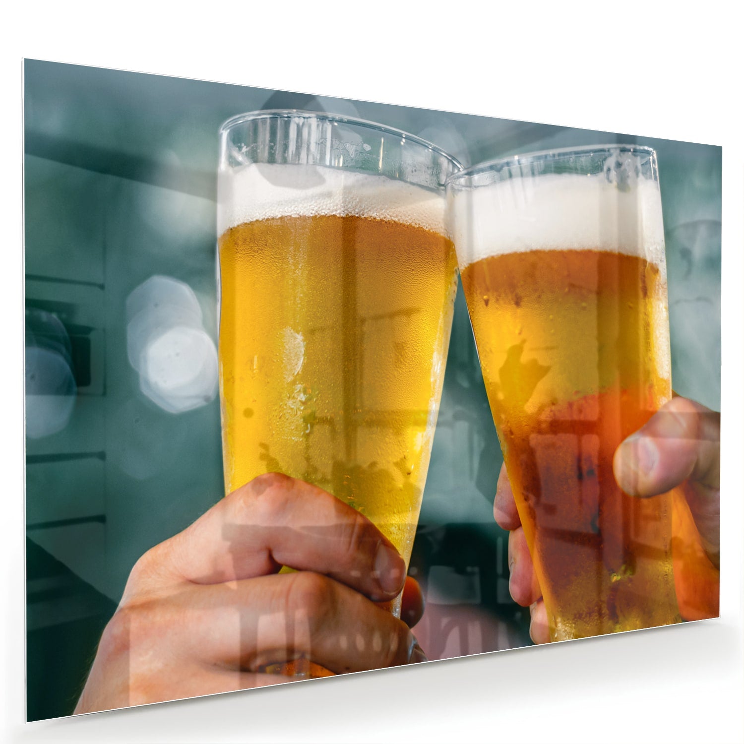 Glazen schilderij van twee glazen bier die aan elkaar getild worden in een feestelijke setting.