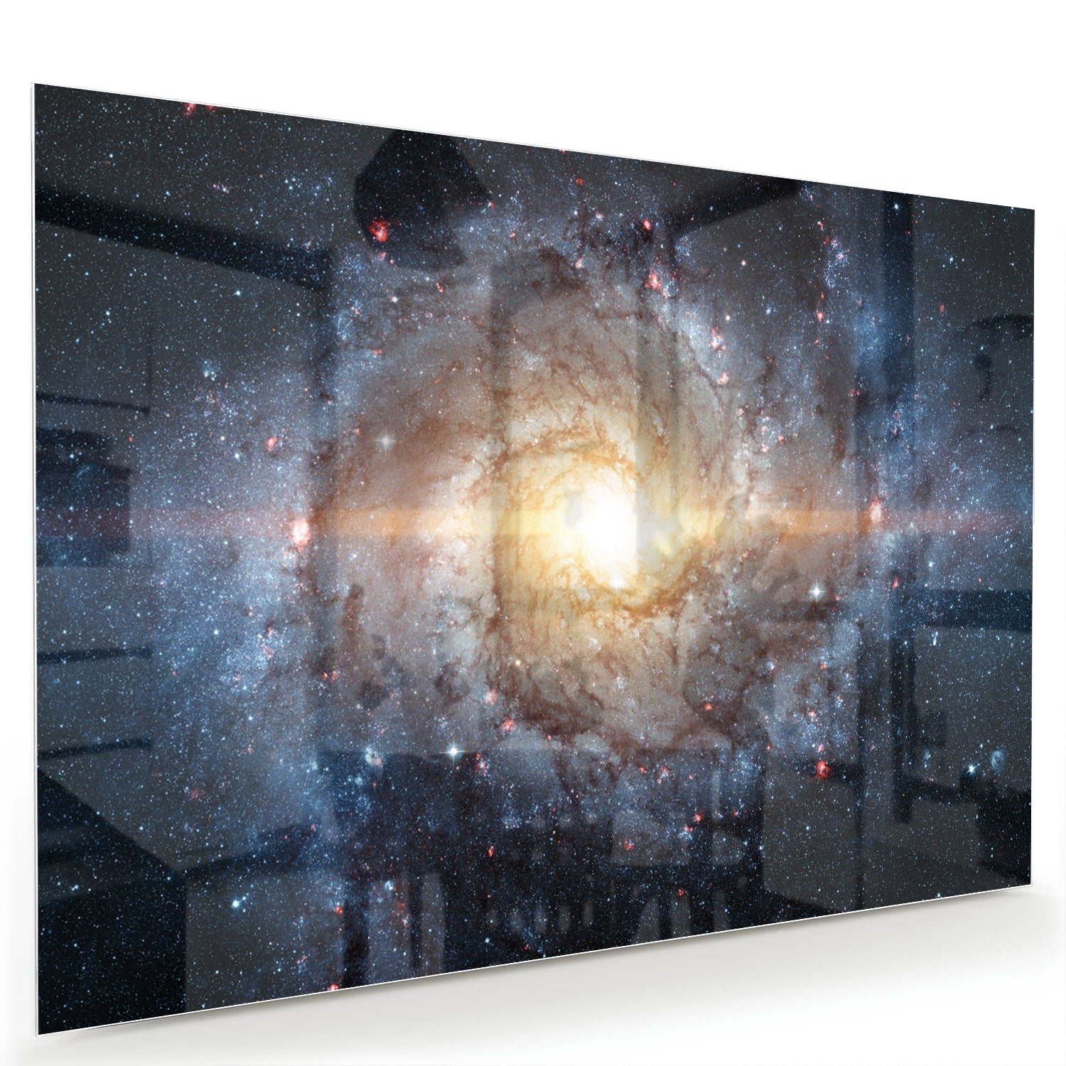 Glazen schilderij van een sterrenstelsel aan de muur in een lichte woonkamer.