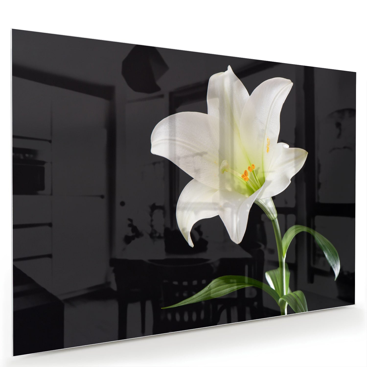 Glazen schilderij van een witte lelie aan de muur in een stijlvol interieur.