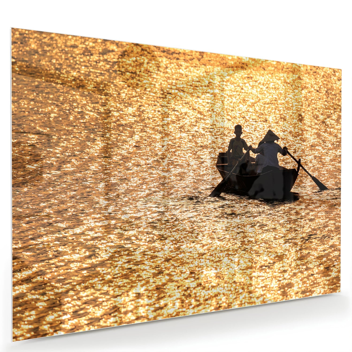 Glazen schilderij van een roeiboot op glinsterend, gouden water