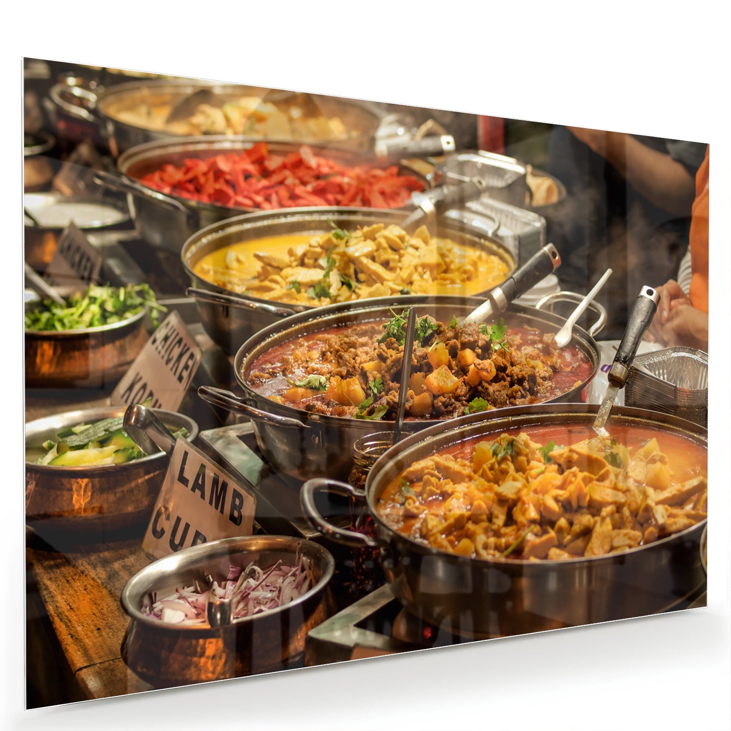 Glazen schilderij met een kleurrijke selectie van Indiaas eten, waaronder lamsvlees en groenten.