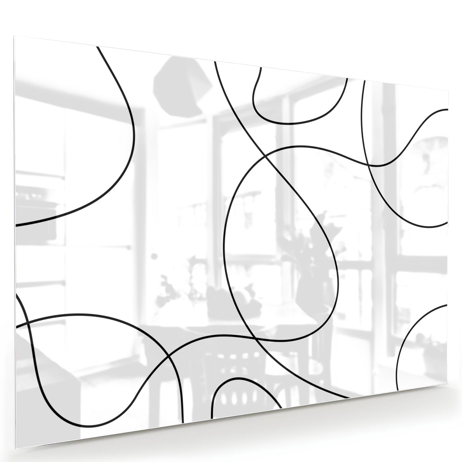 Glazen schilderij met elegante zwarte lijnen in een moderne woonkamer.