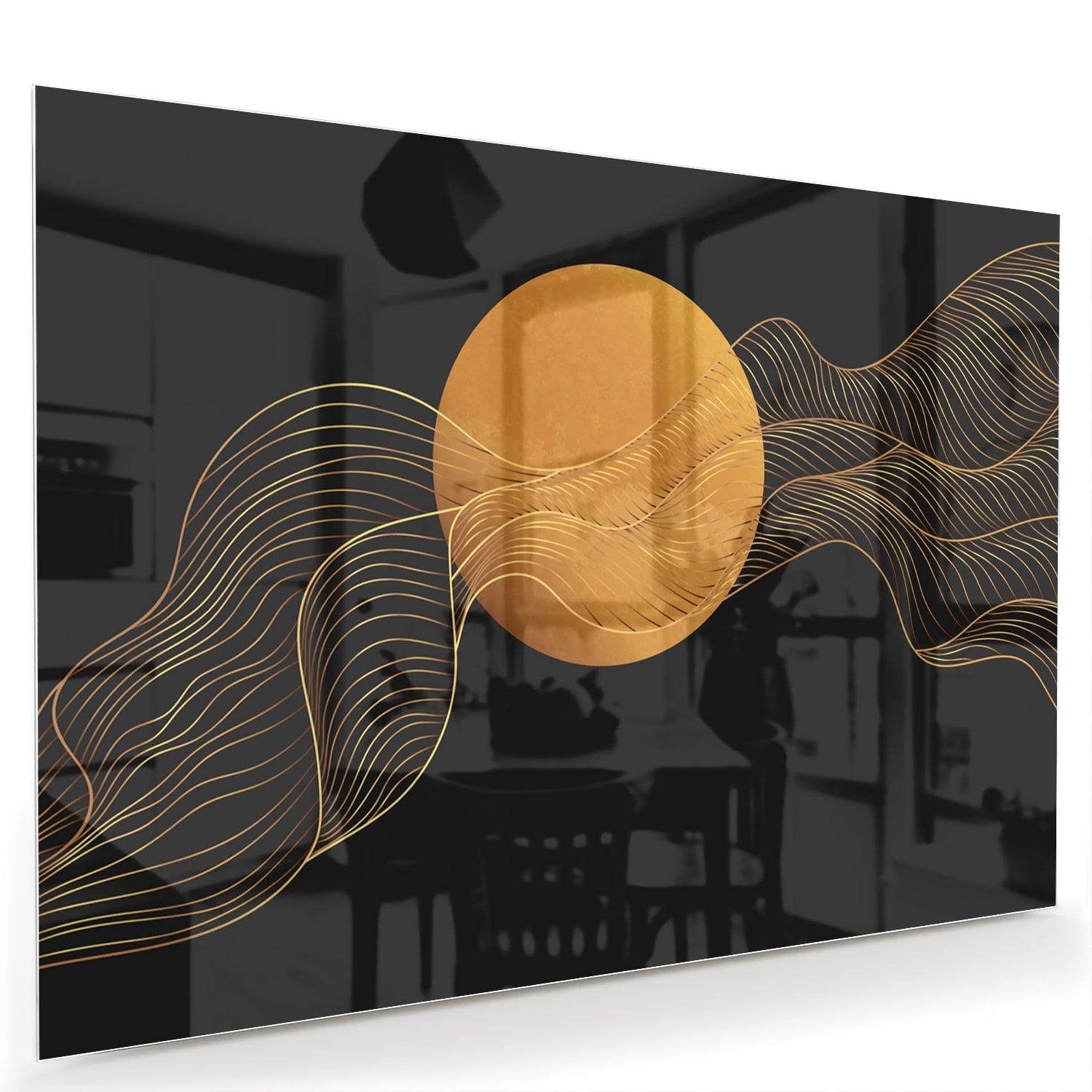 Abstract glas schilderij met een gouden zon en golvende lijnen op een zwarte achtergrond.