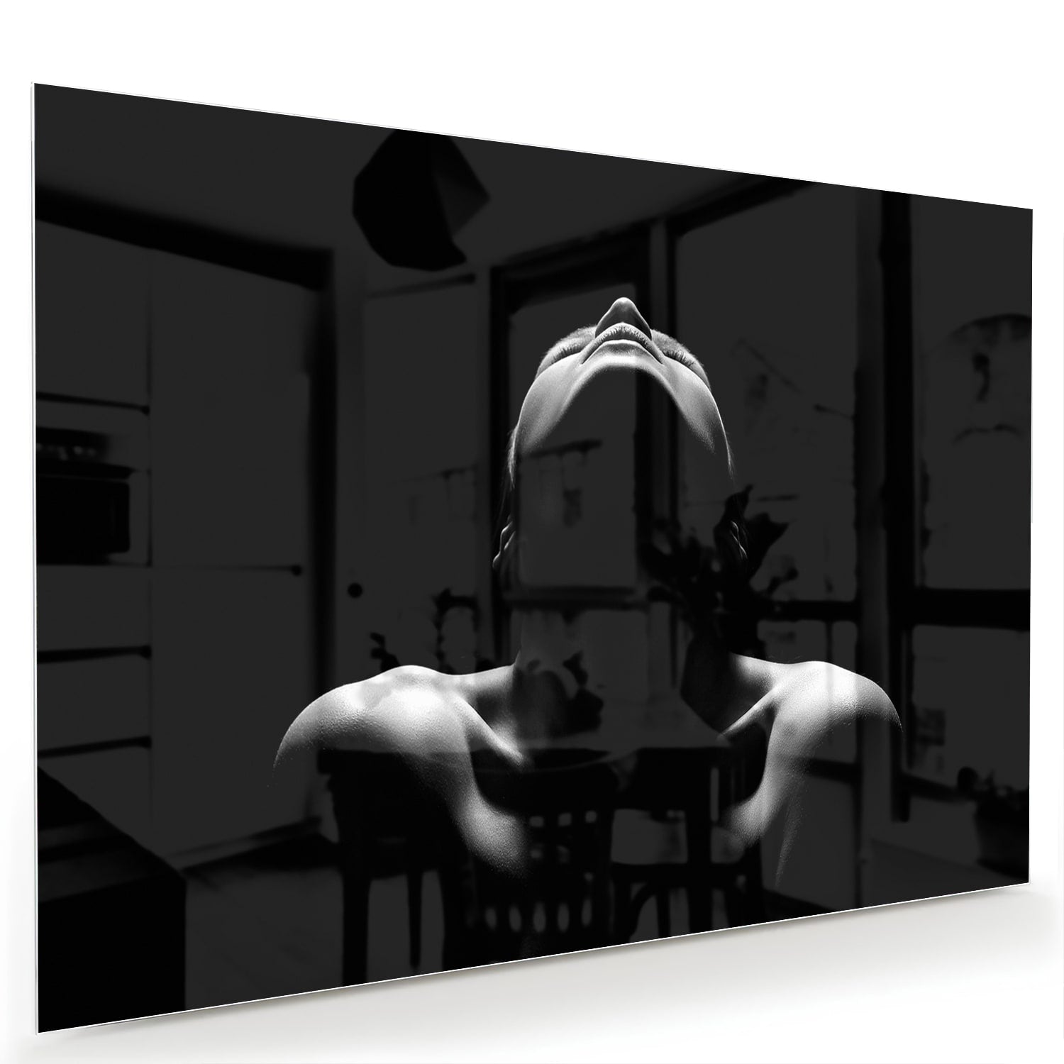 Zwart-wit glazen schilderij met vrouwelijke figuren aan de muur.
