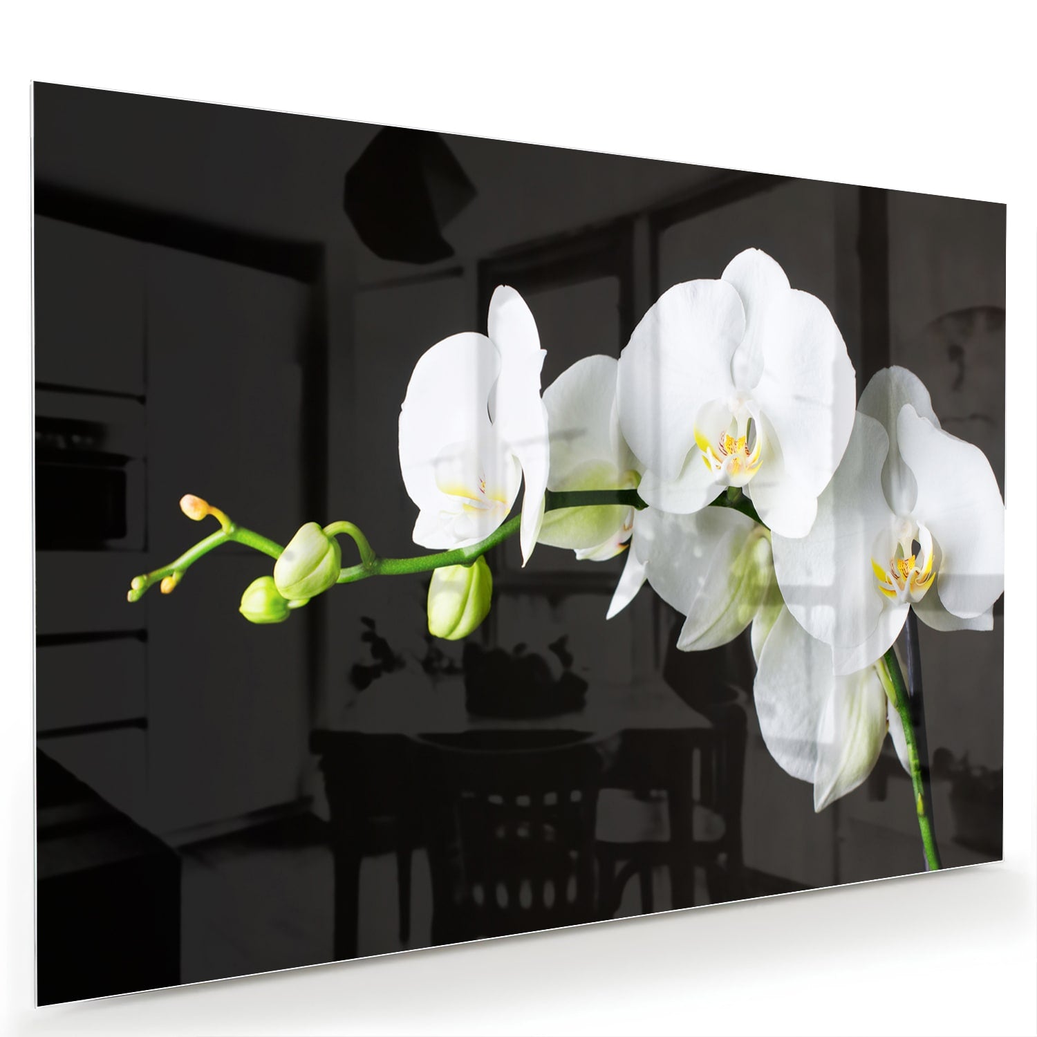 Glazen schilderij van witte orchideen op een zwarte achtergrond