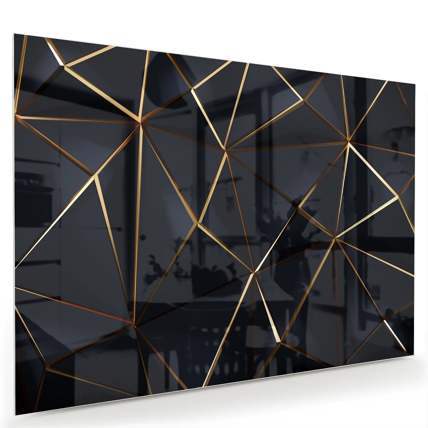 Modern glazen schilderij met zwart en gouden lijnen aan de muur
