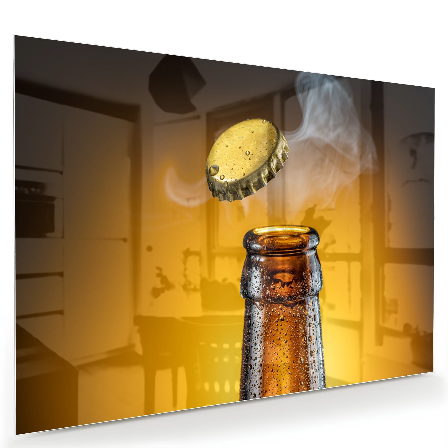 Glazen schilderij van een fles met een oppoppende dop op een warme achtergrond.