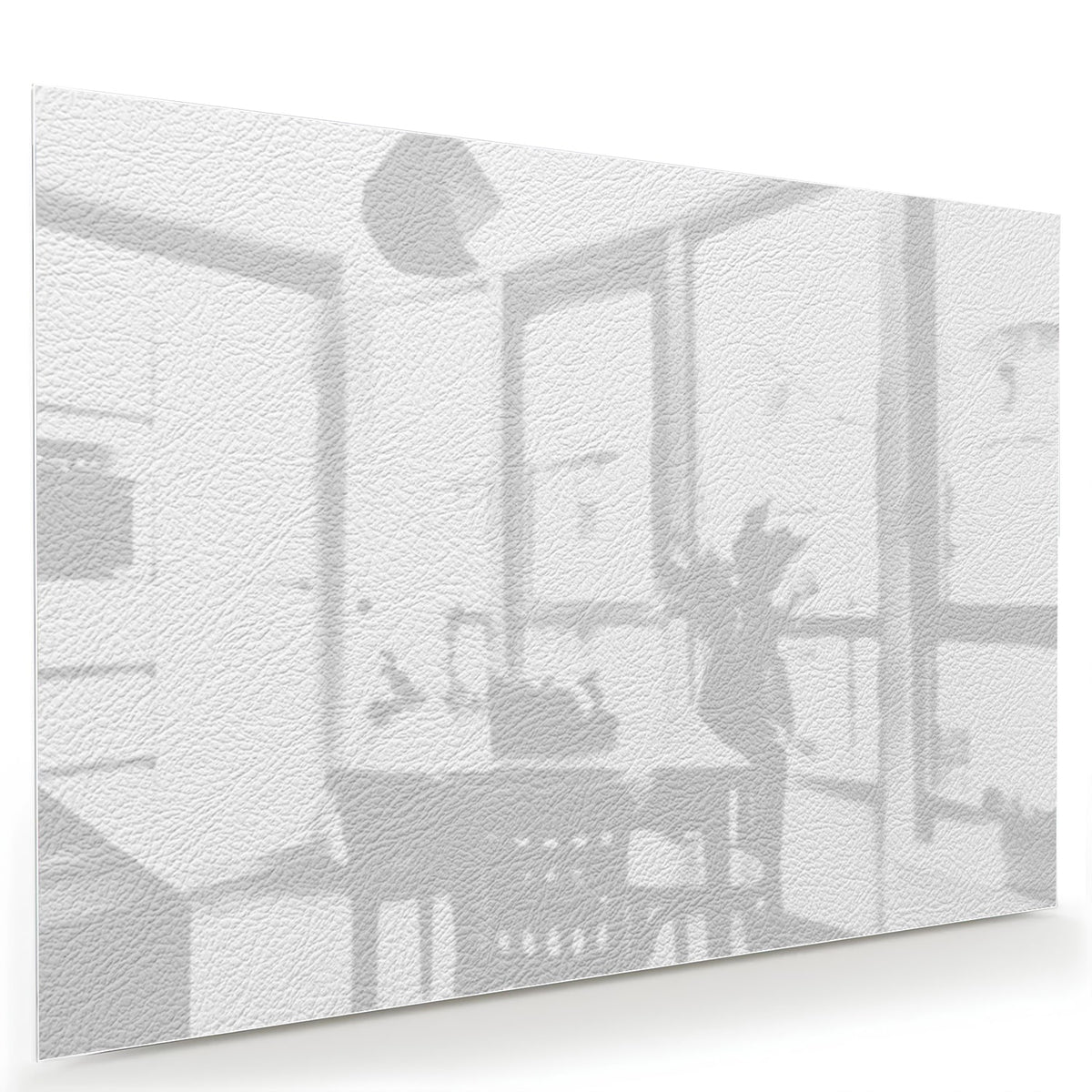 Een minimalistisch glazen schilderij met subtiele raamreflectie in een moderne woonkamer.