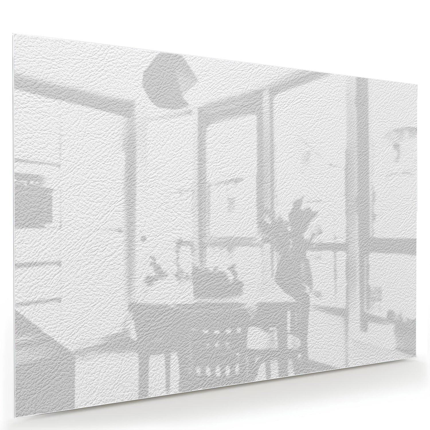 Een minimalistisch glazen schilderij met subtiele raamreflectie in een moderne woonkamer.