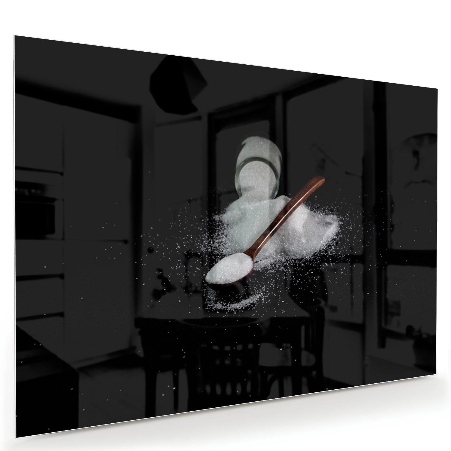Een glazen schilderij met zout en een lepel op een zwarte achtergrond, ideaal voor keukeninrichting.